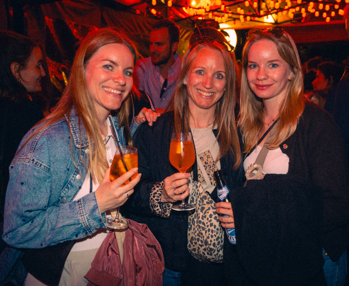 Drei Frauen mit Aperol-Spritz in der Boazn München — Valentinstag-Tipp Süddeutsche Zeitung