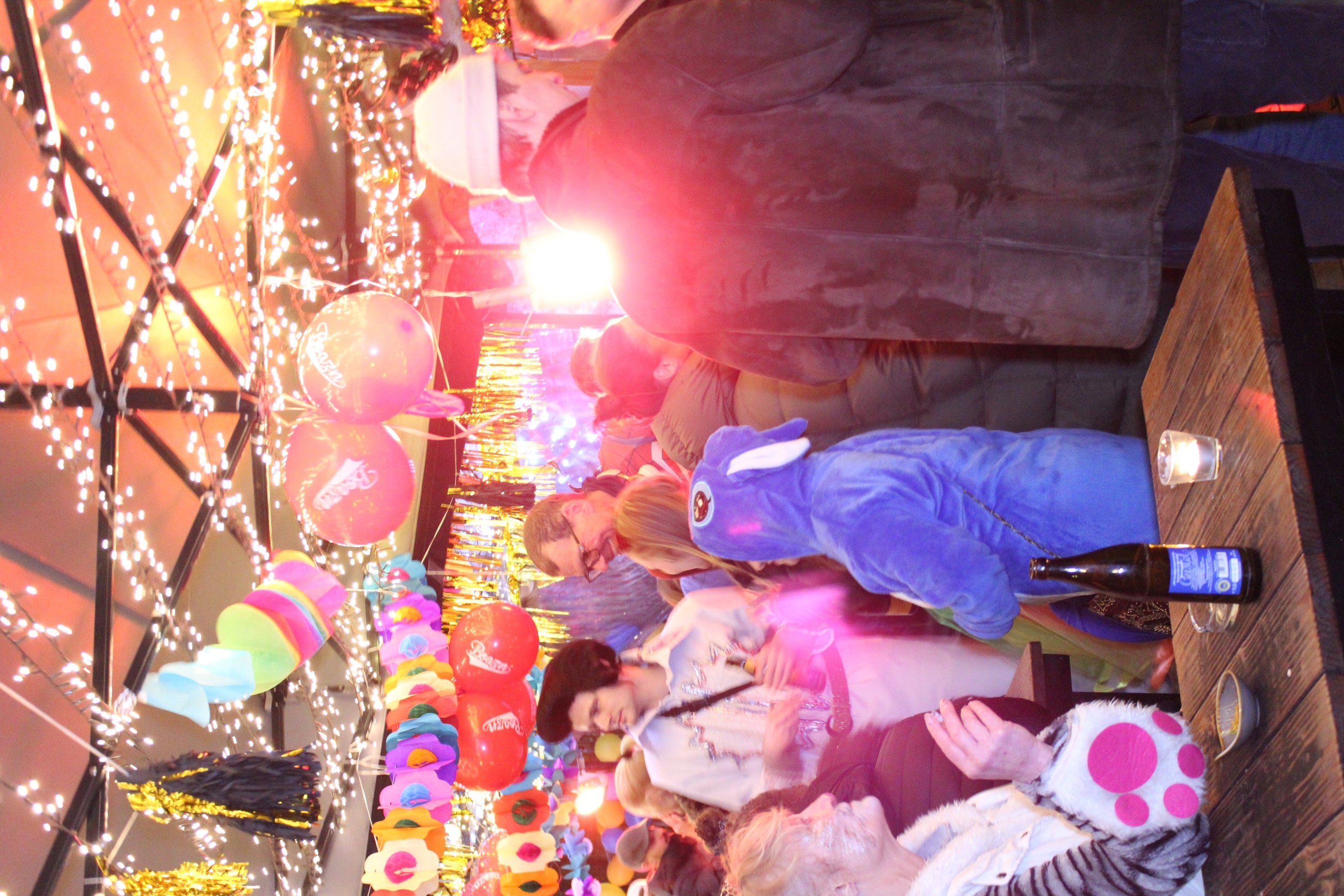 Faschingsfeier in der Boazn München mit Lichterketten und Kostümen — Fasching 2025 in der Stadt