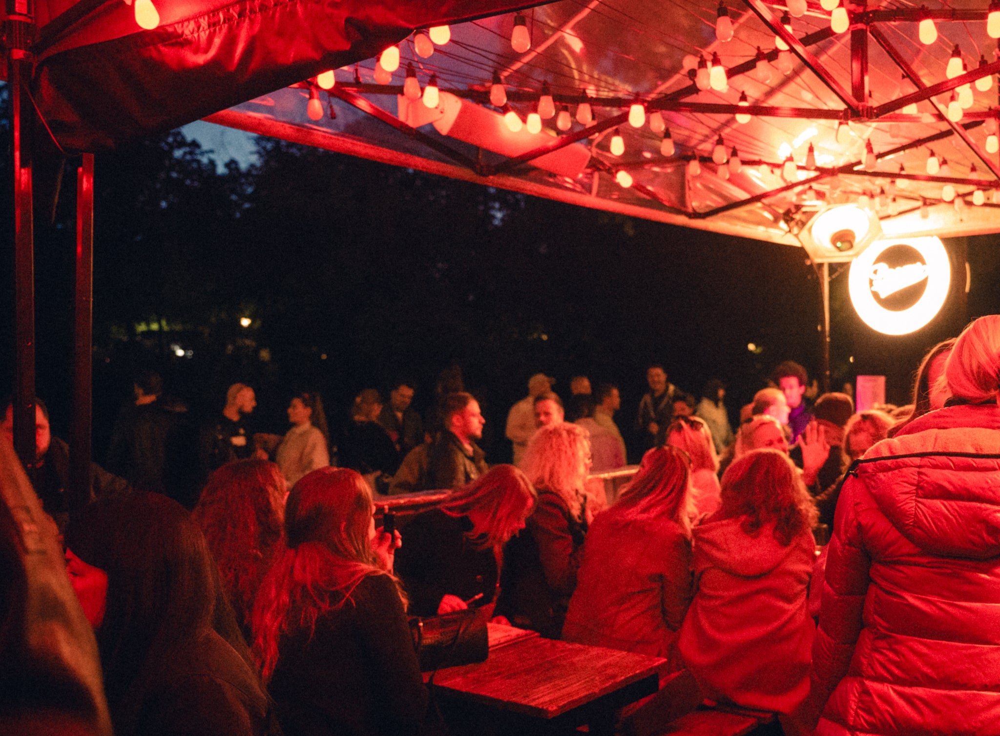 Tanzfläche auf der Boazn-Terrasse in München bei Nacht — Boazn im alten Klohäuschen an der Ludwigsbrücke