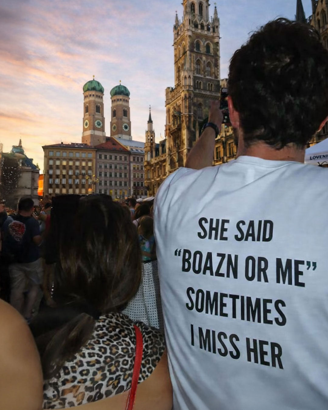 Boazn-T-Shirt vor der Frauenkirche am Marienplatz in München bei Sonnenuntergang