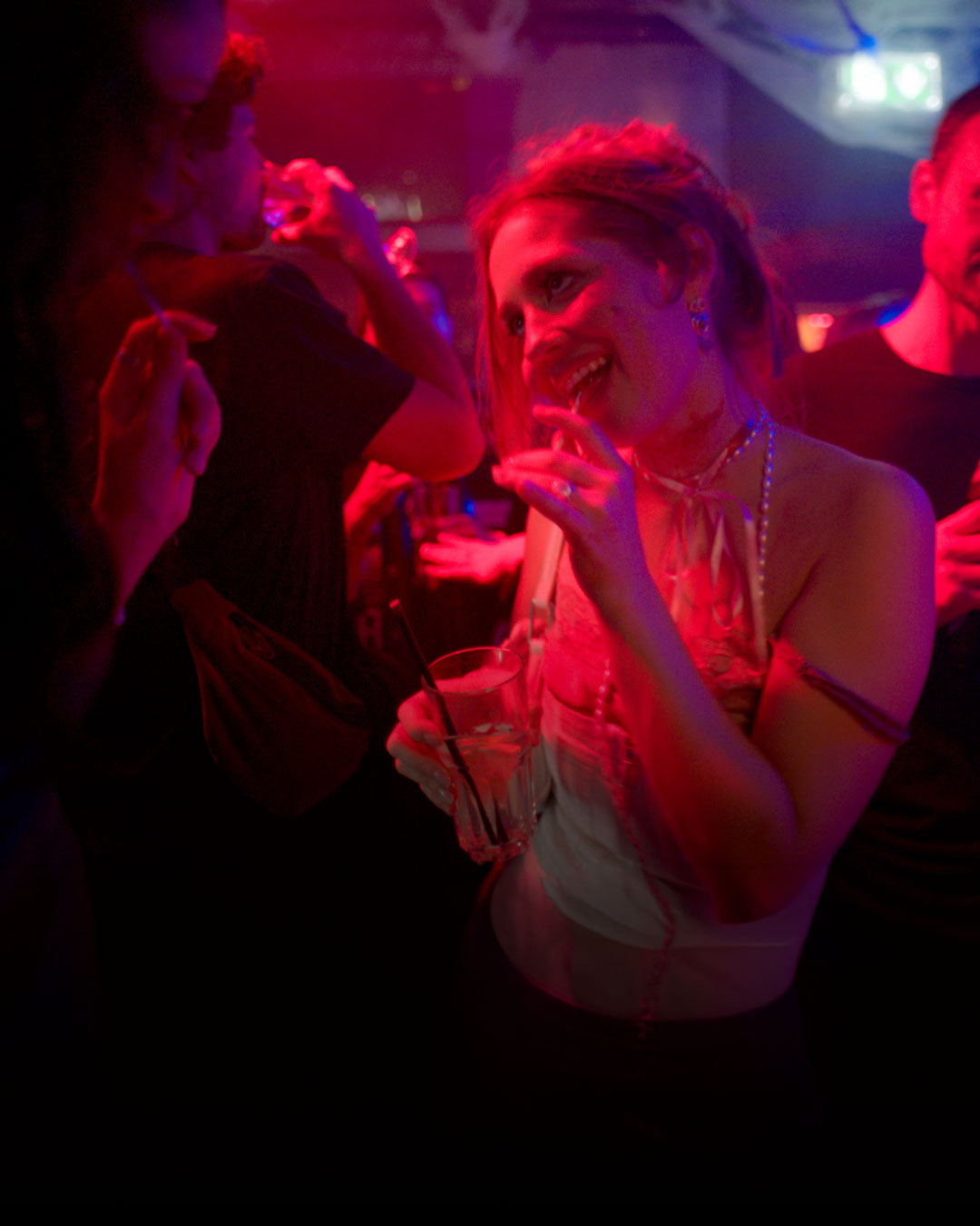 Tanzende Frau in der Boazn München bei rotem Bar-Licht — Münchner Wochenend-Nightlife