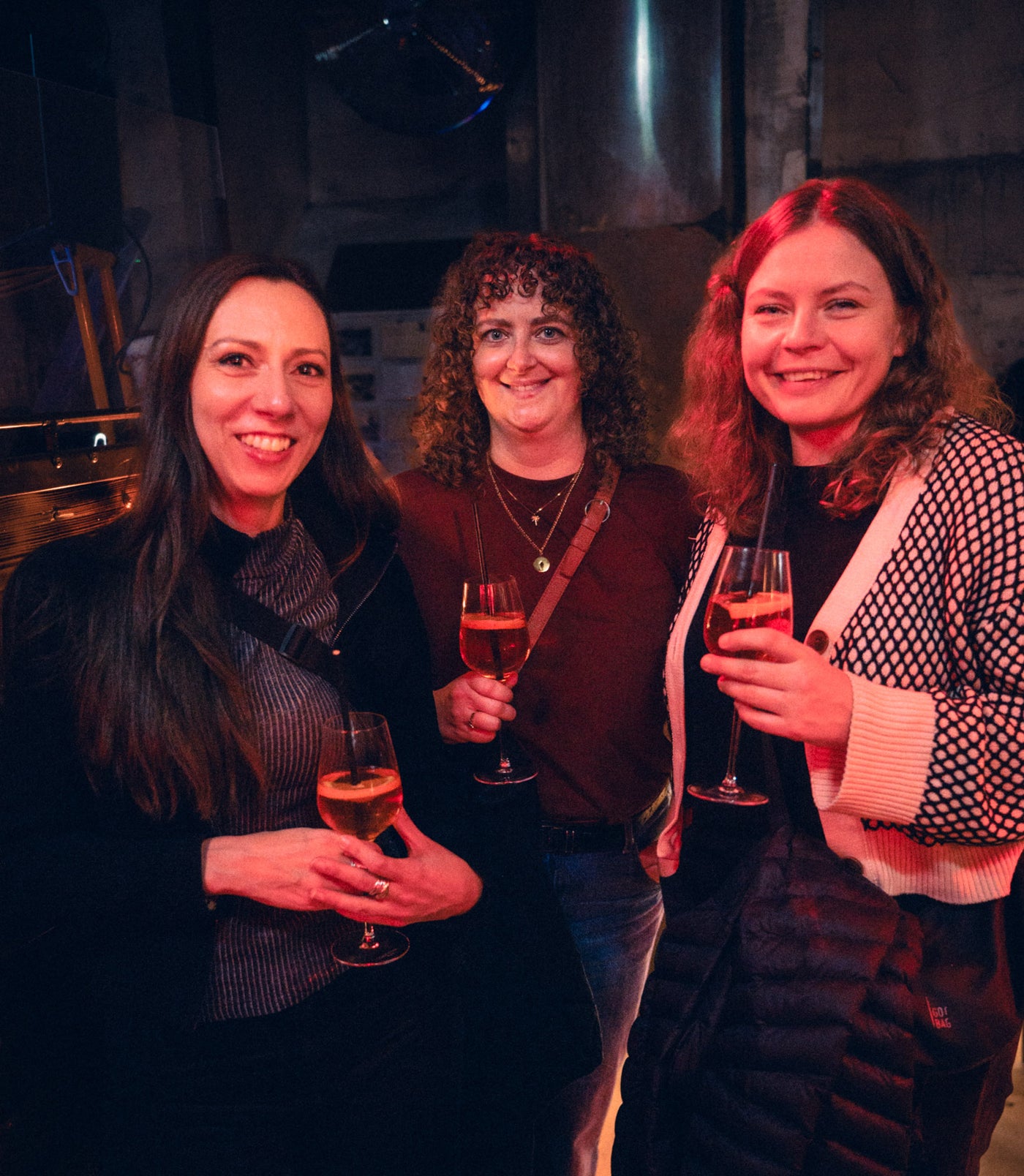 Drei Freundinnen lachen mit Sektgläsern in die Kamera – Nightlife München, Februar 2026 13