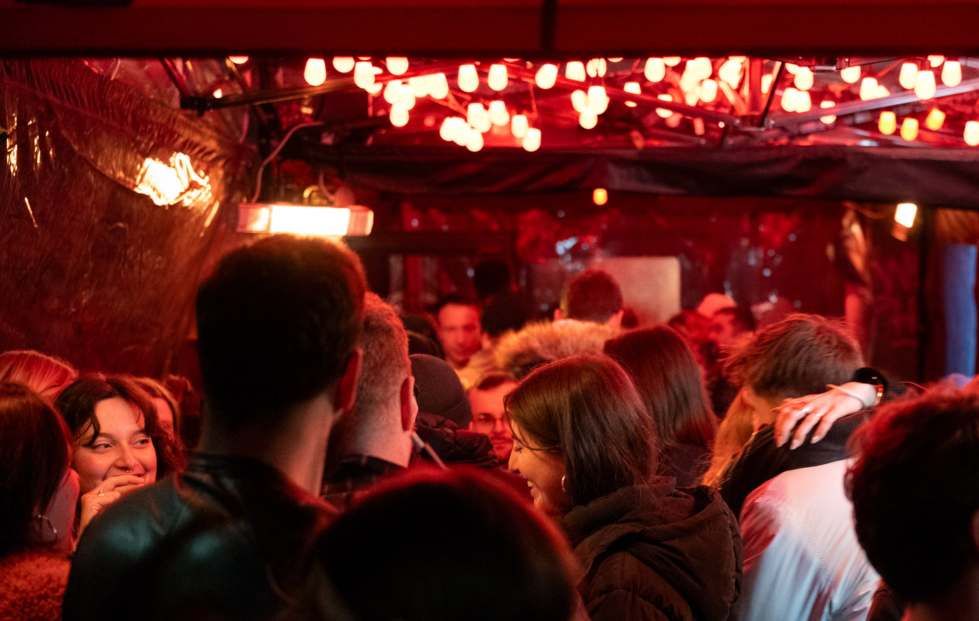 Volle Boazn-Terrasse unter dichten roten Lichterketten, Gäste umarmen sich im Hintergrund – Bar an der Ludwigsbrücke, Februar 2026 5