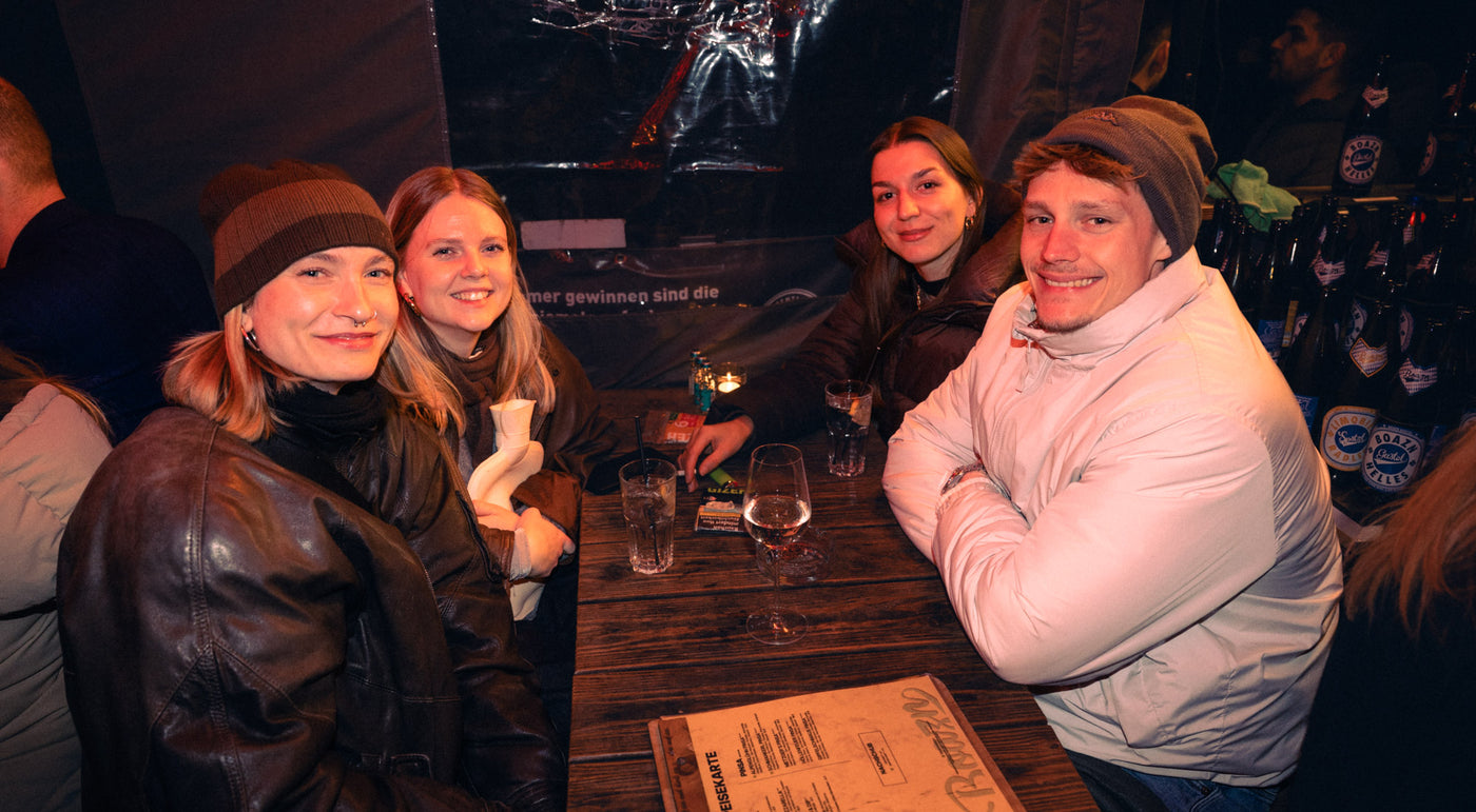 Vier Gäste am Tisch mit Bristol-Bier, Augustiner und Spaten im Hintergrund – Kneipe in München, Januar 2026 13