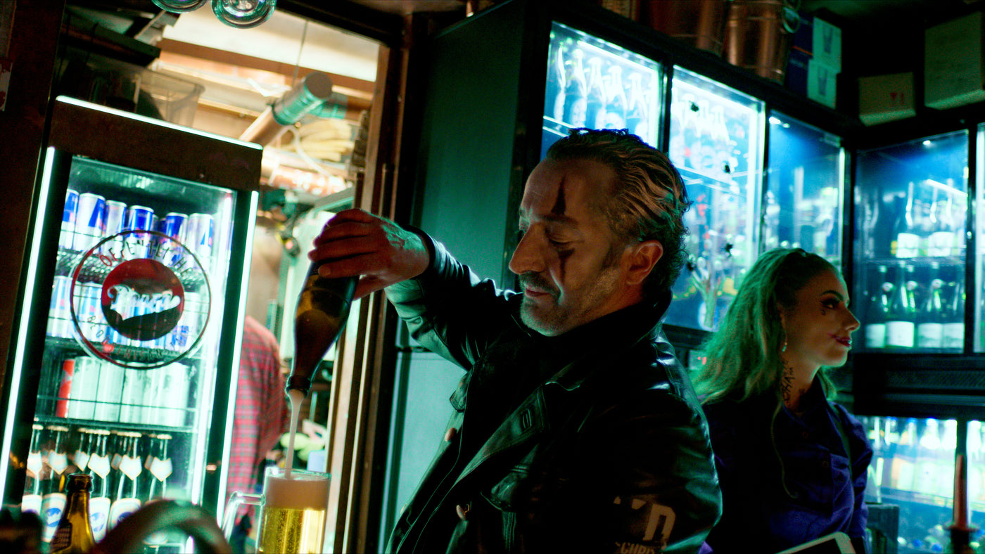 Barkeeper mit Joker-Schminke zapft ein Bier – Halloween 2025 in der Tanzbar an der Isar 4