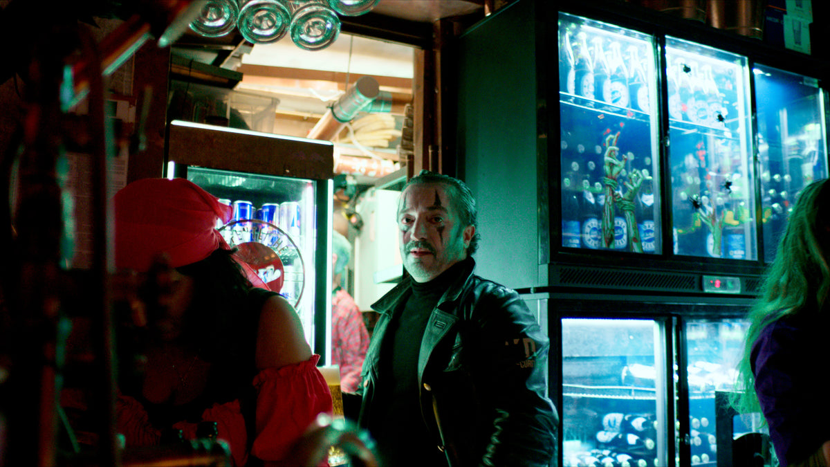 Barkeeper in Lederjacke hinter dem Tresen, Gast mit rotem Kopftuch daneben – Halloween 2025, Boazn München 5