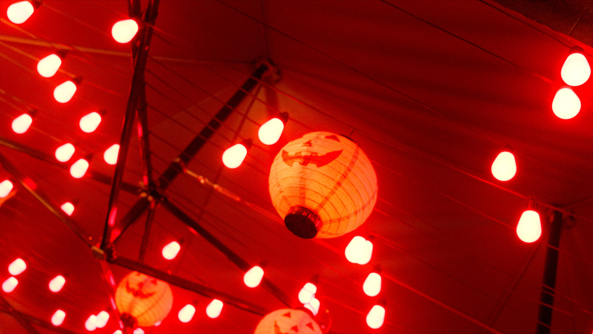Kürbislampion leuchtet unter dem Terrassendach – Halloween-Deko 2025, Boazn an der Isar 11