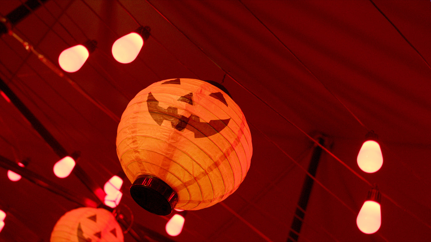 Kürbislampion aus der Nähe, rote Lichterketten ringsum – Halloween-Deko 2025, Boazn München 12