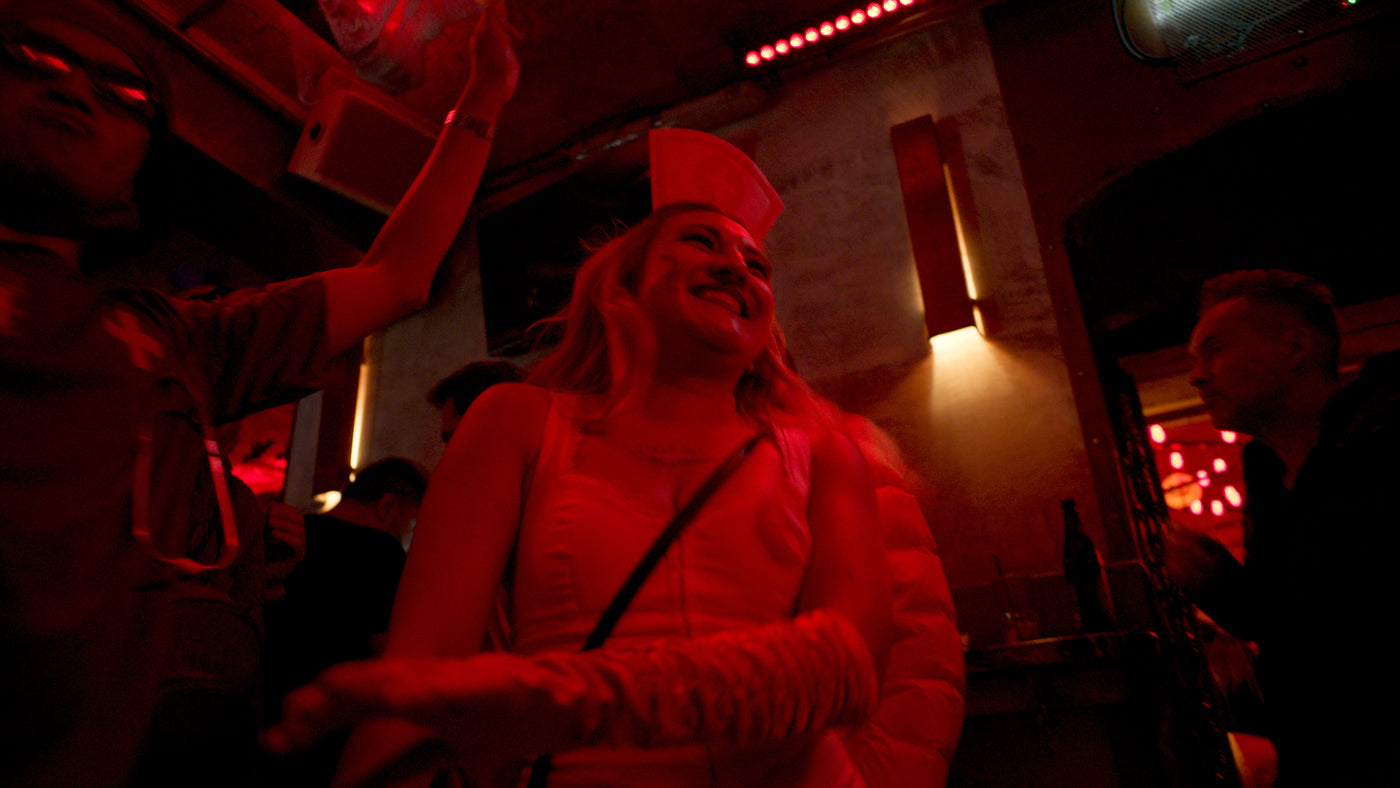 Lachender Gast mit Schwesternhäubchen im Gedränge – Halloween 2025 in der Boazn München 16