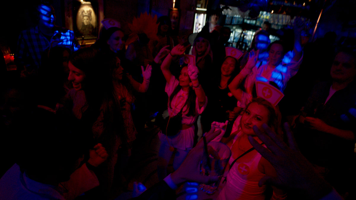 Volle Bar mit vielen Gästen in Kostümen, Hände in der Luft – Halloween 2025 in der Boazn München 21