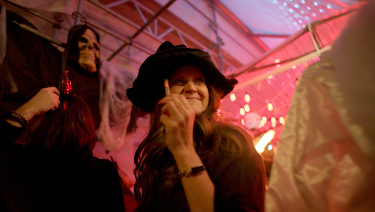 Gast mit schwarzem Hut, Sensenmann-Deko im Hintergrund – Halloween 2025 in der Boazn München 23