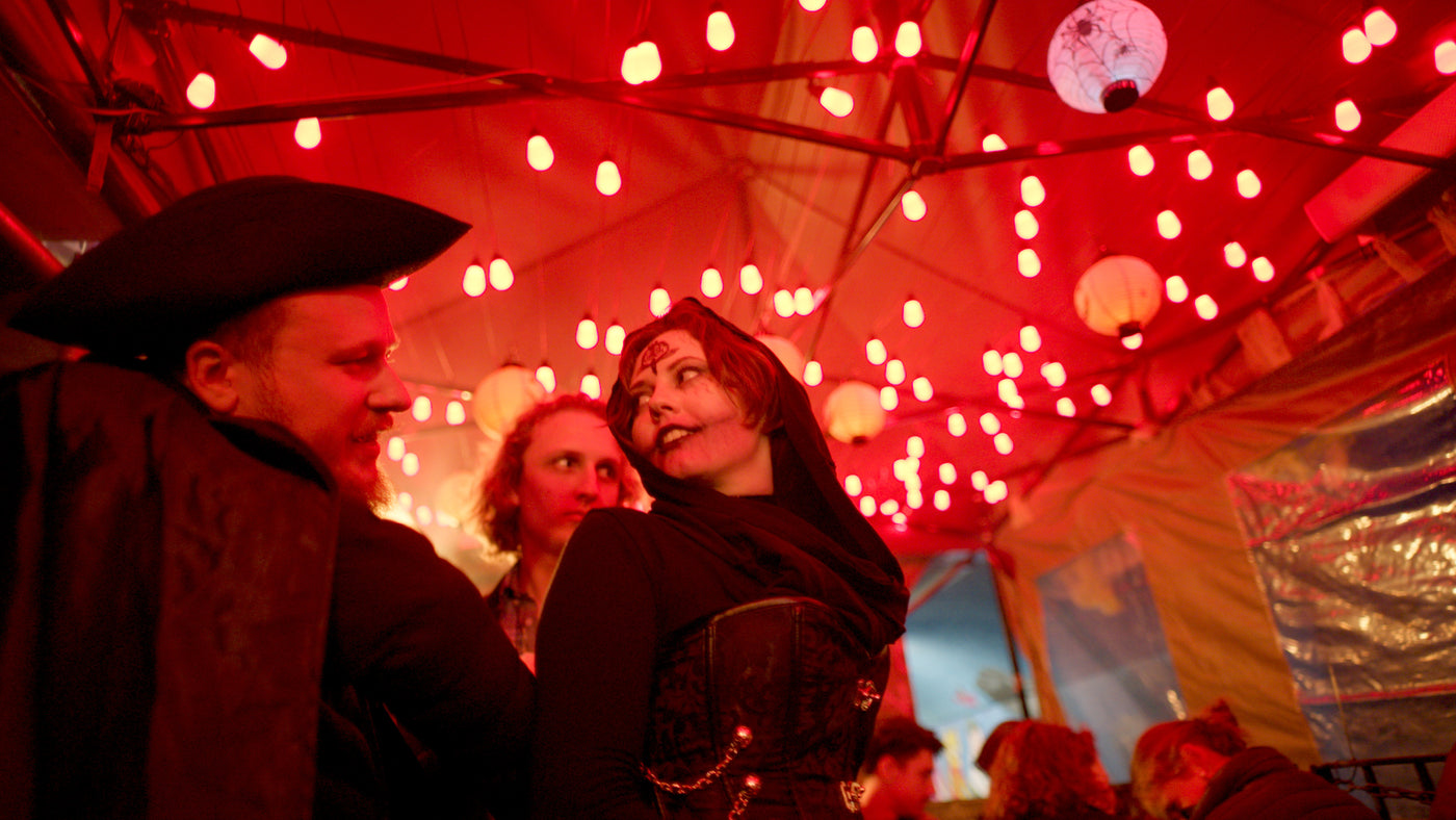 Zwei Gäste in Kostümen unter roten Lichterketten auf der Terrasse – Halloween 2025, Boazn München 25