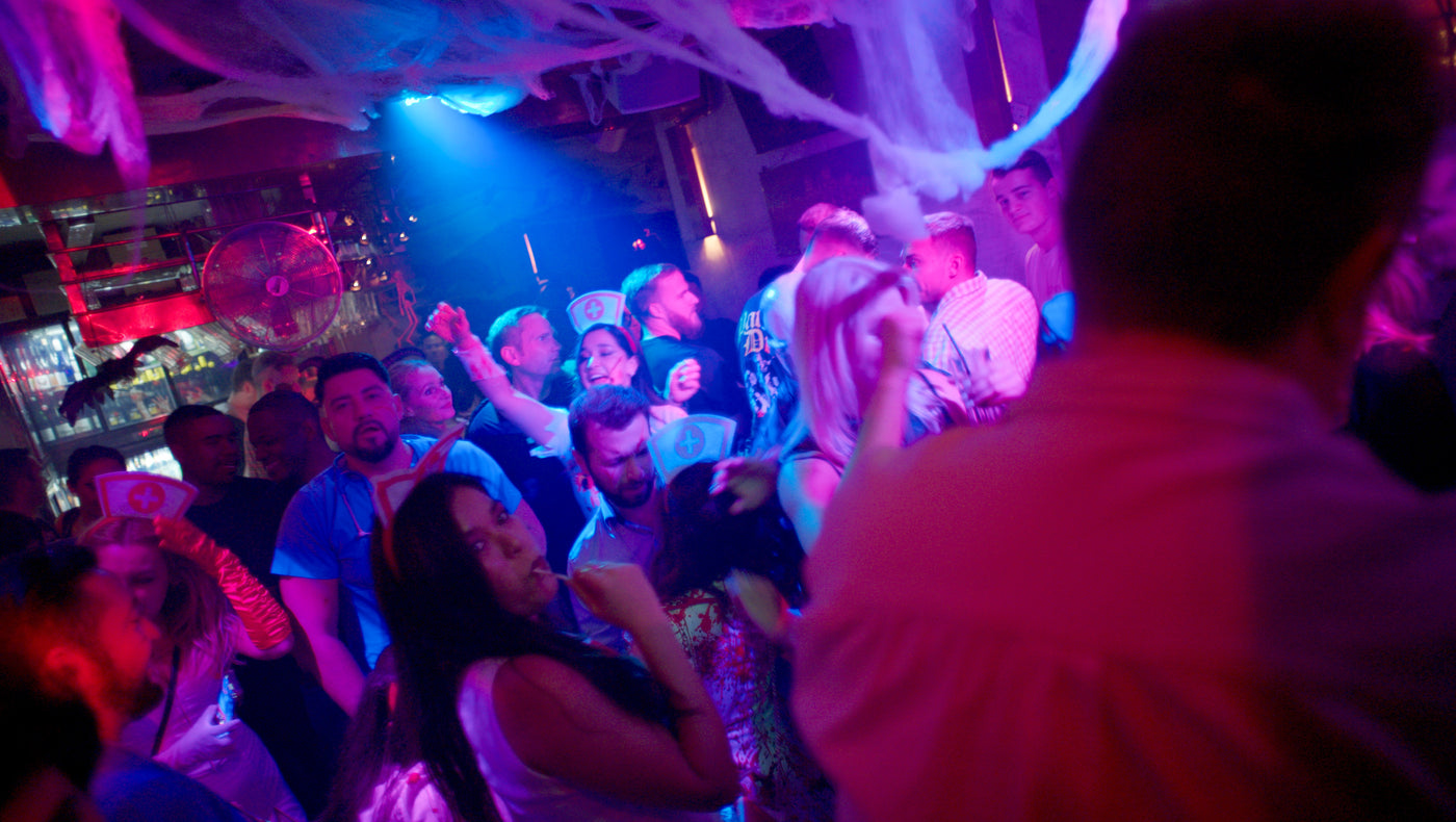 Volle Tanzfläche unter Deko-Spinnweben und blauem Licht – Halloween 2025, Nightlife München 28