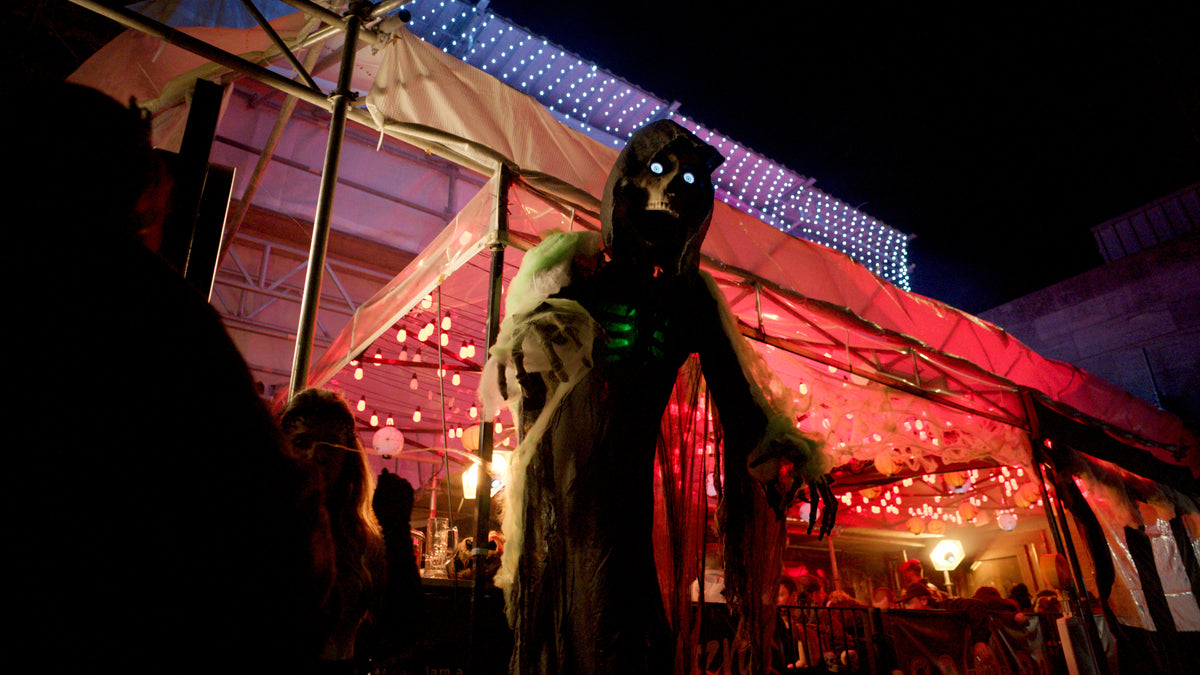 Große Sensenmann-Figur vor der beleuchteten Terrasse – Halloween-Deko 2025, Boazn an der Isar 31