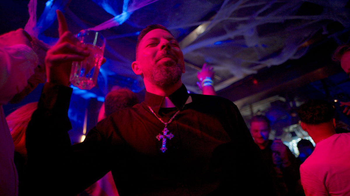 Gast im Priesterkostüm mit Glas in der Hand – Halloween 2025, Tanzbar an der Ludwigsbrücke 32