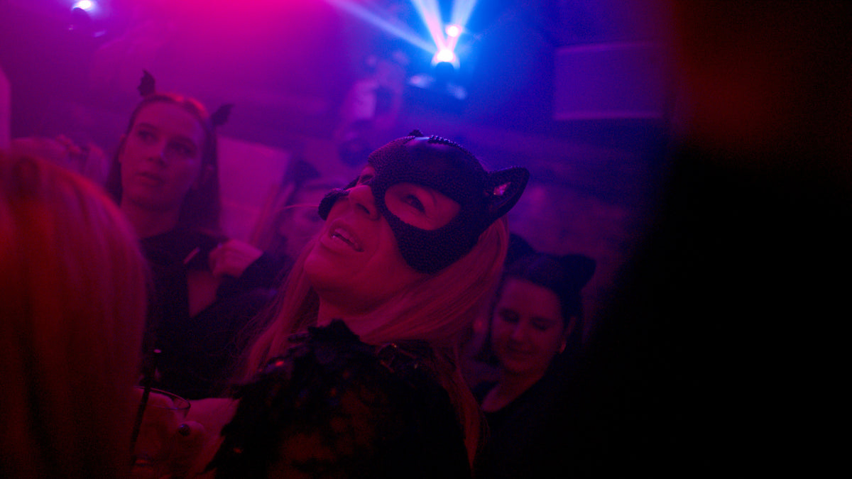 Gast mit schwarzer Katzenmaske auf der Tanzfläche – Halloween 2025, Nightlife München 34