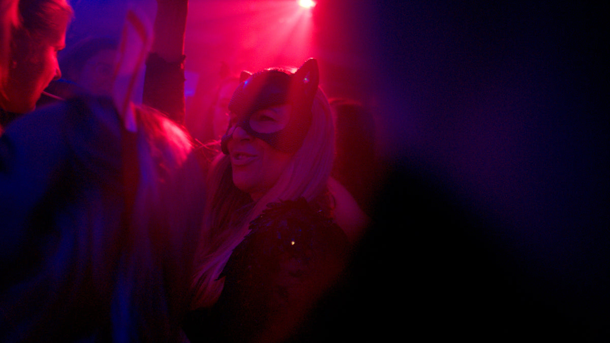 Gast mit Katzenmaske im rot-violetten Licht – Halloween 2025 in der Boazn München 35