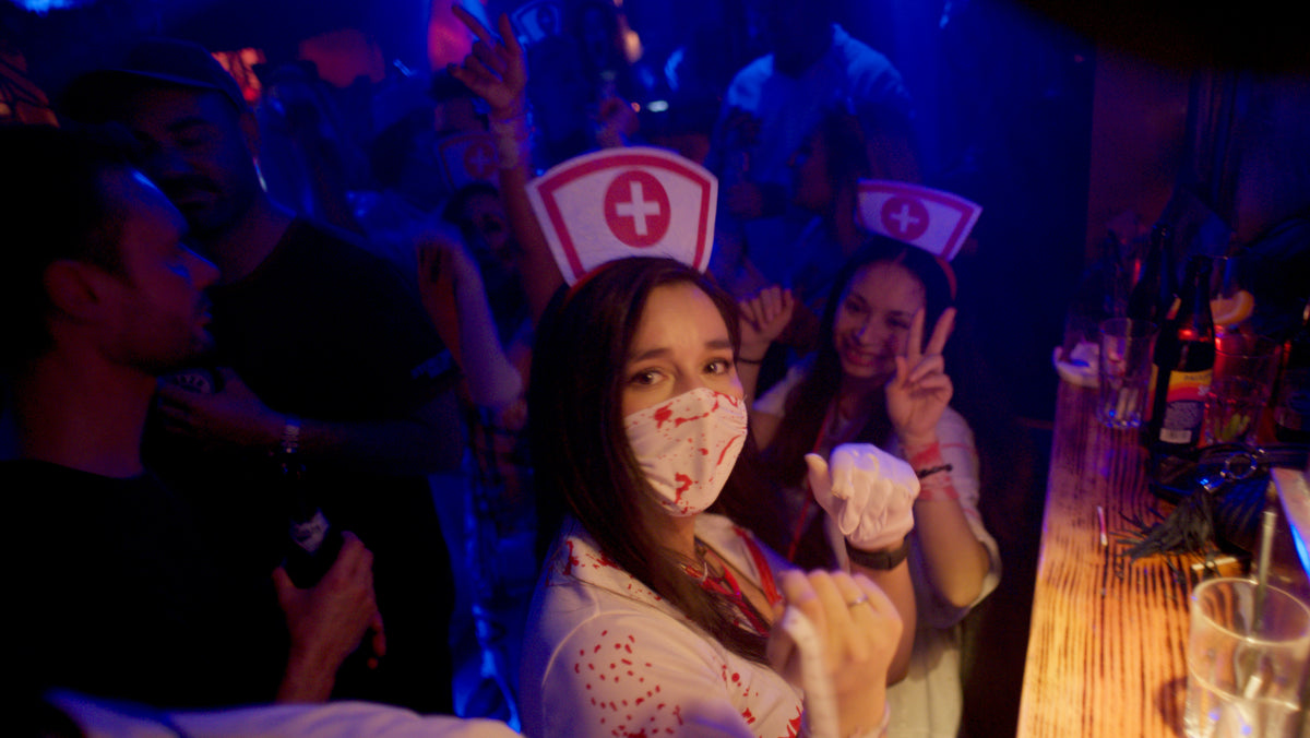 Gäste in blutigen Krankenschwester-Kostümen an der Bar – Halloween 2025, Boazn München 37