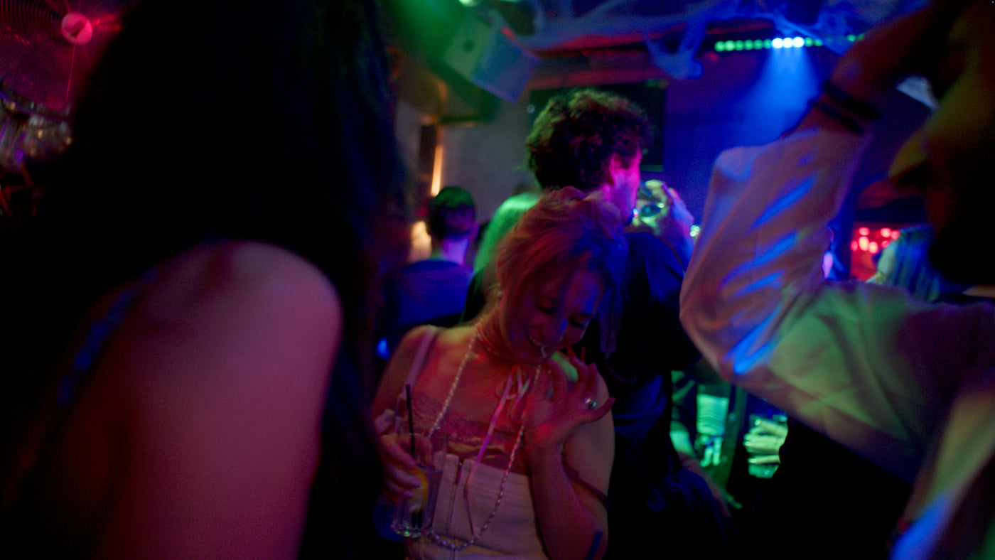 Gäste mit Getränken auf der Tanzfläche – Halloween 2025, Bar an der Ludwigsbrücke 39