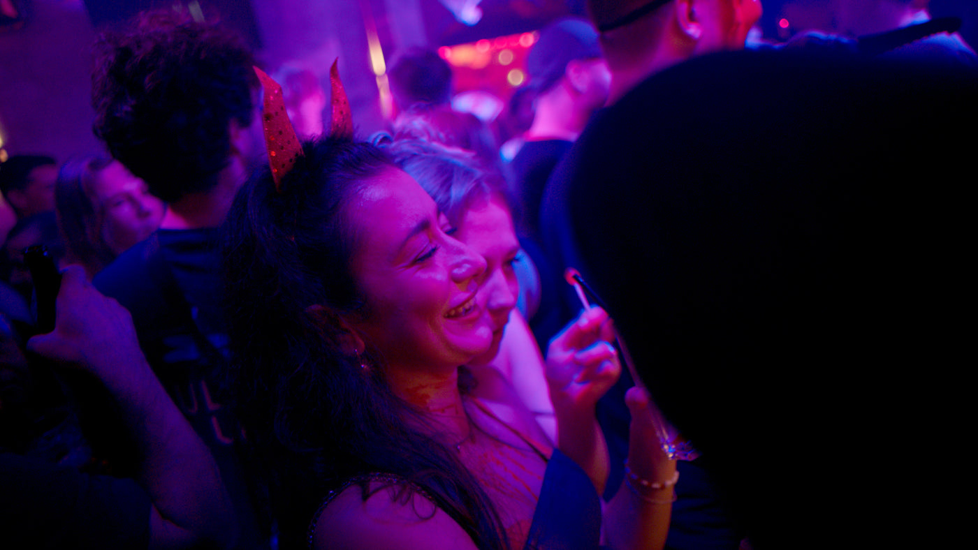 Gast mit Teufelshörnern lacht im violetten Licht – Halloween 2025 in der Boazn München 43
