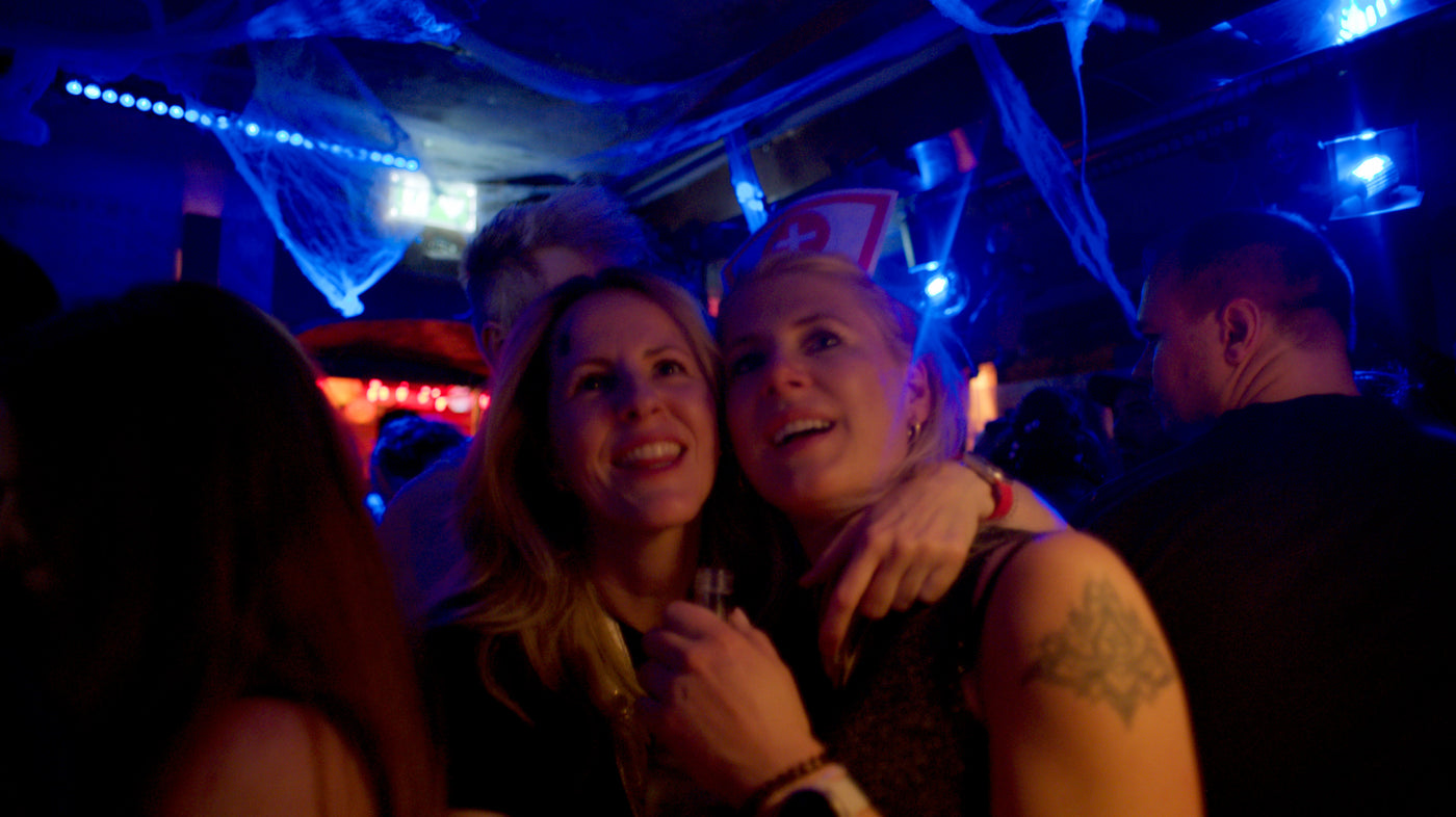 Zwei Gäste posieren bei blauem Licht, eine mit Schwesternhäubchen – Halloween 2025, Boazn München 46