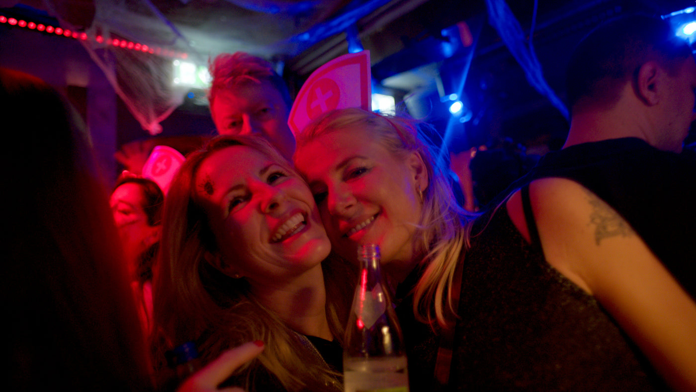 Zwei Gäste mit Getränk in der Hand – Halloween 2025 in der Boazn an der Ludwigsbrücke 47