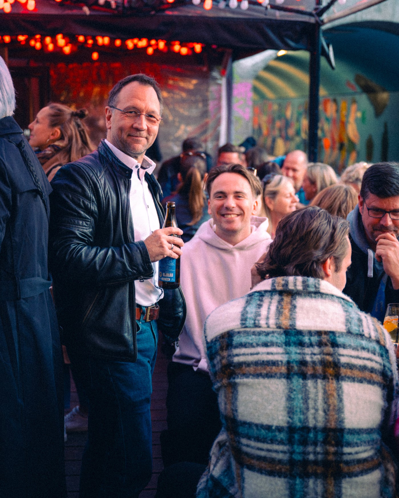 Zwei Freunde lachen mit Bier in der Hand auf der Boazn-Terrasse – München, April 2026 3