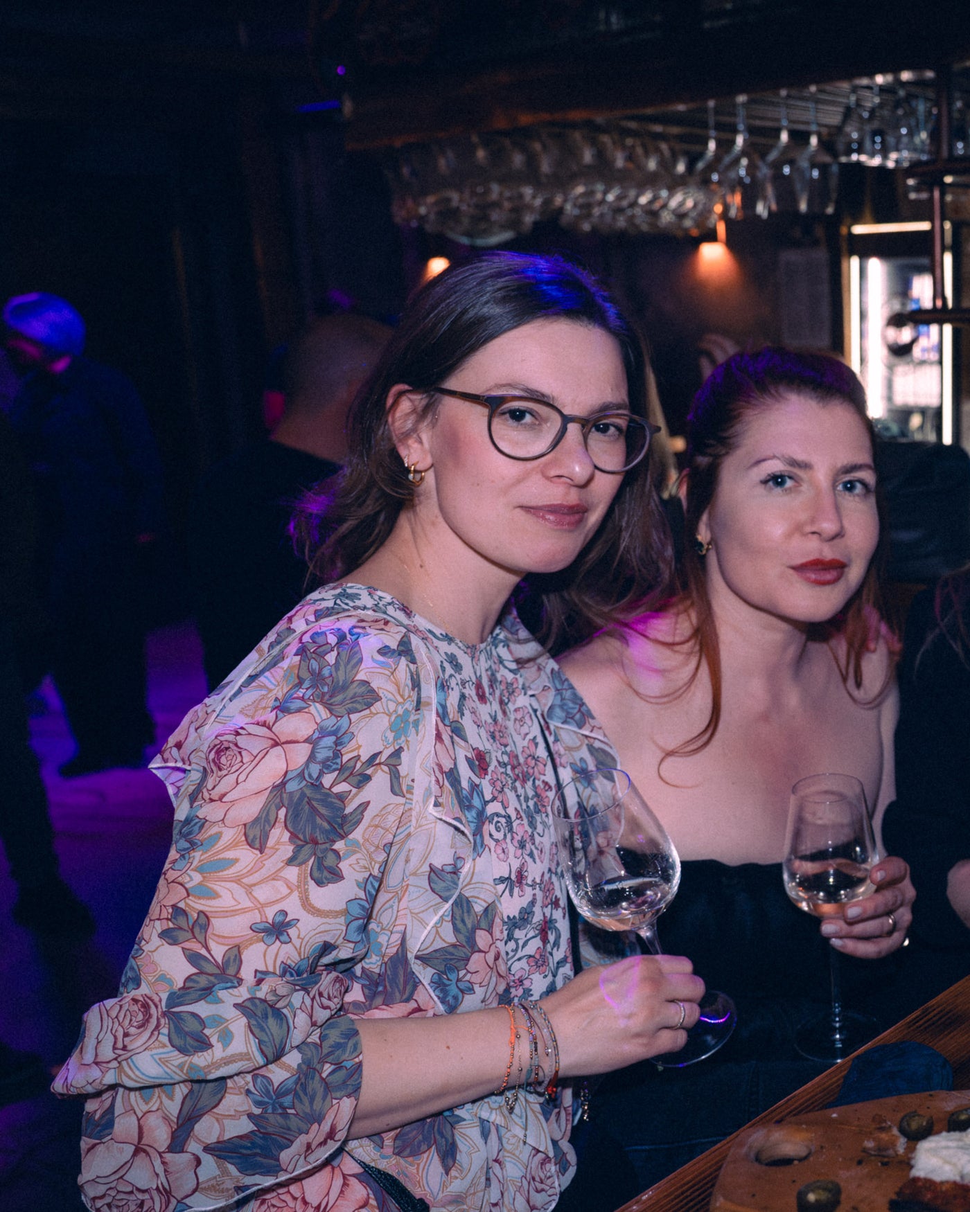 Freundinnen mit Wein in der Boazn – München, Kneipe an der Isar, April 2026 8