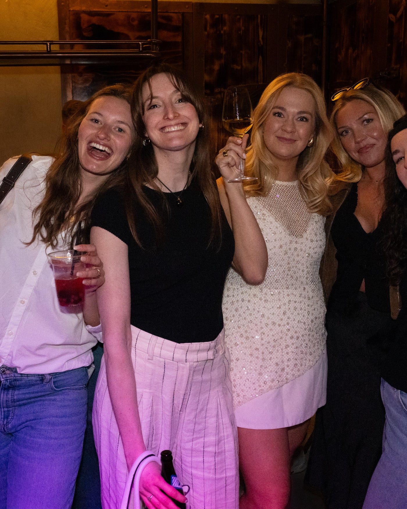 Vier Freundinnen feiern mit Sektgläsern – Boazn München, Nightlife an der Ludwigsbrücke, April 2026 9
