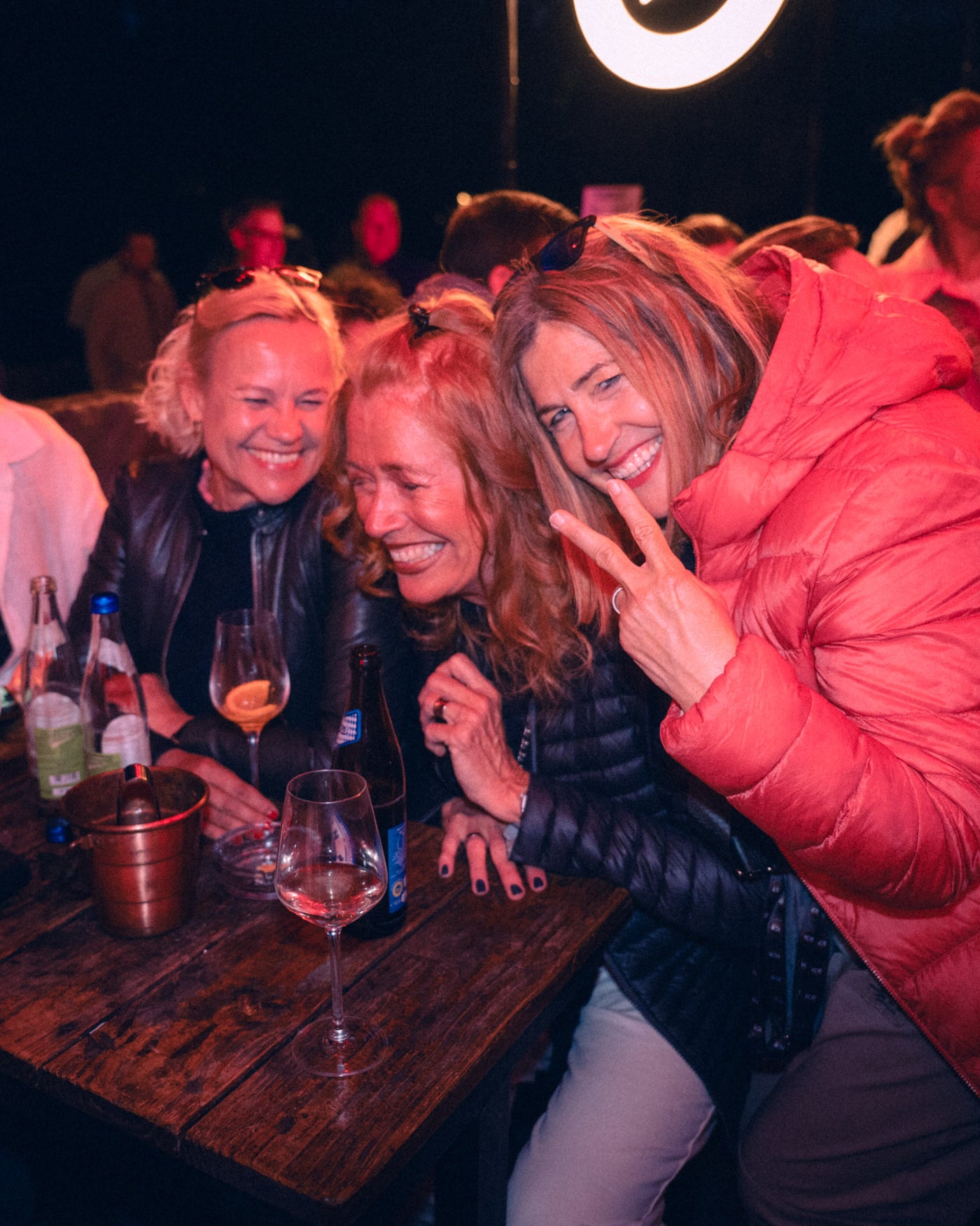 Drei Frauen lachen gemeinsam am Tisch auf der Boazn-Terrasse – München, April 2026 12