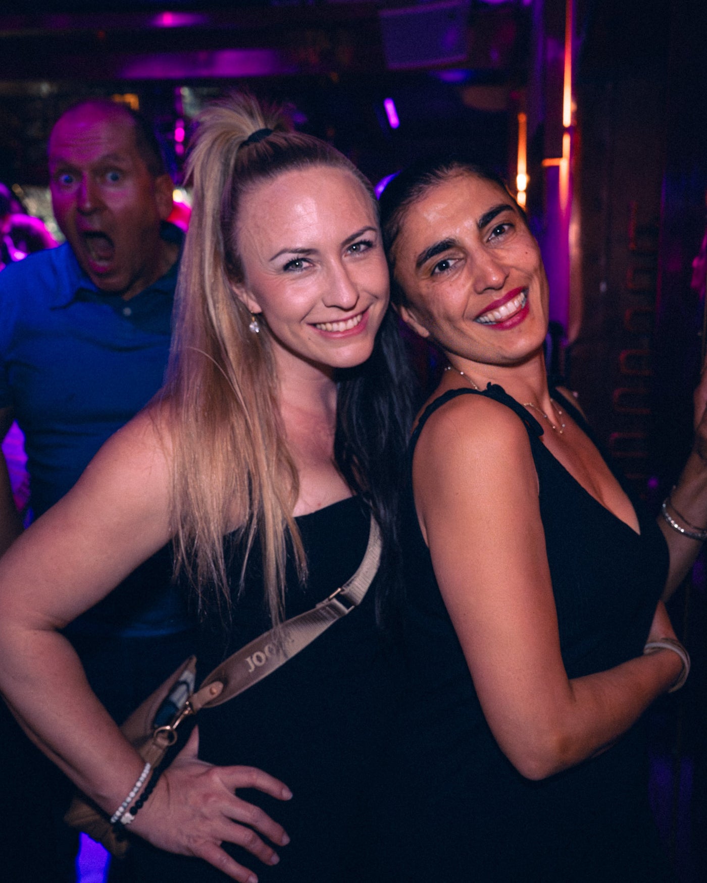 Zwei Frauen tanzen unter violettem Licht – Boazn München, Tanzbar an der Isar, April 2026 14