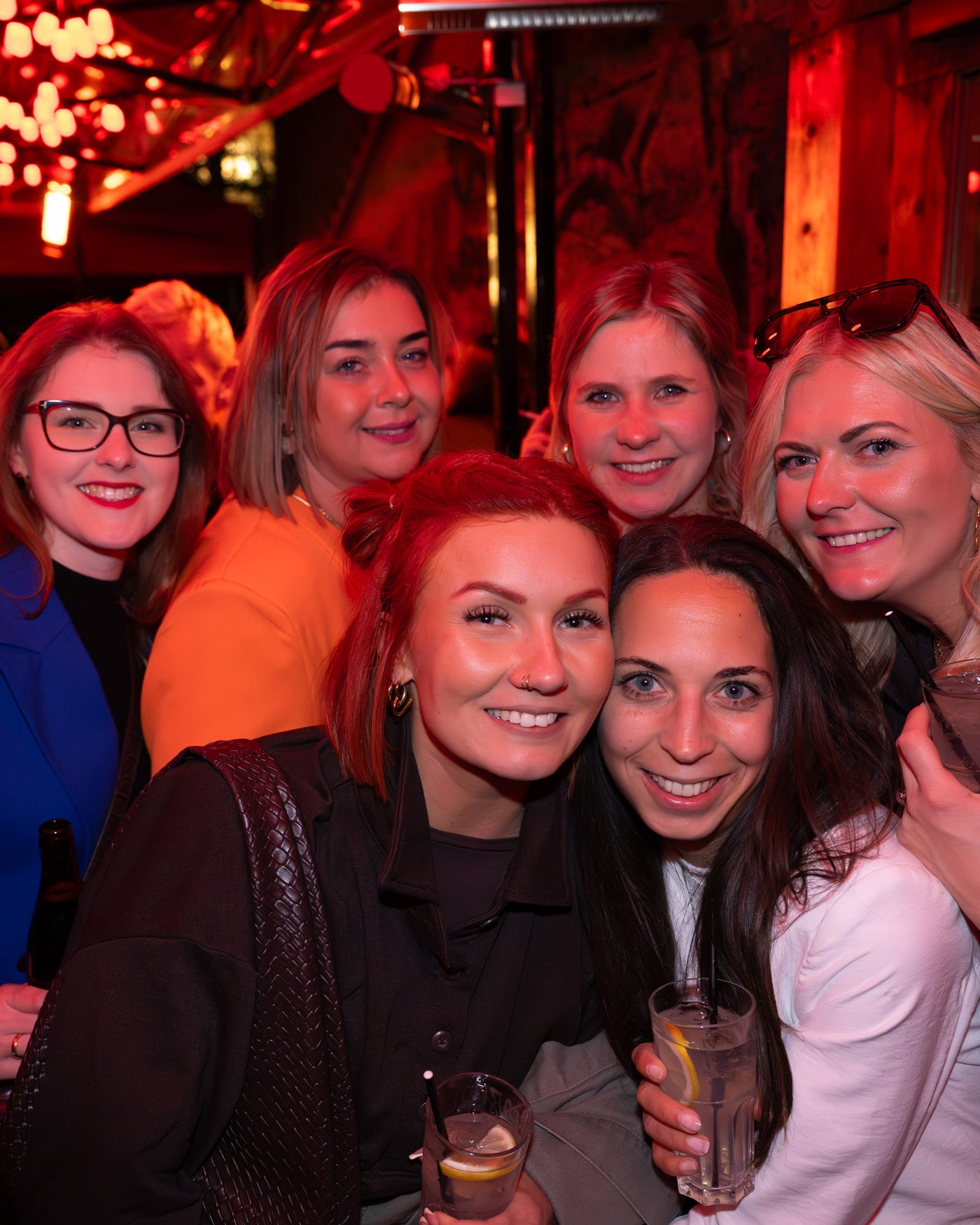 Gruppenbild von Freundinnen mit Drinks – Boazn München, Kneipe an der Ludwigsbrücke, April 2026 16