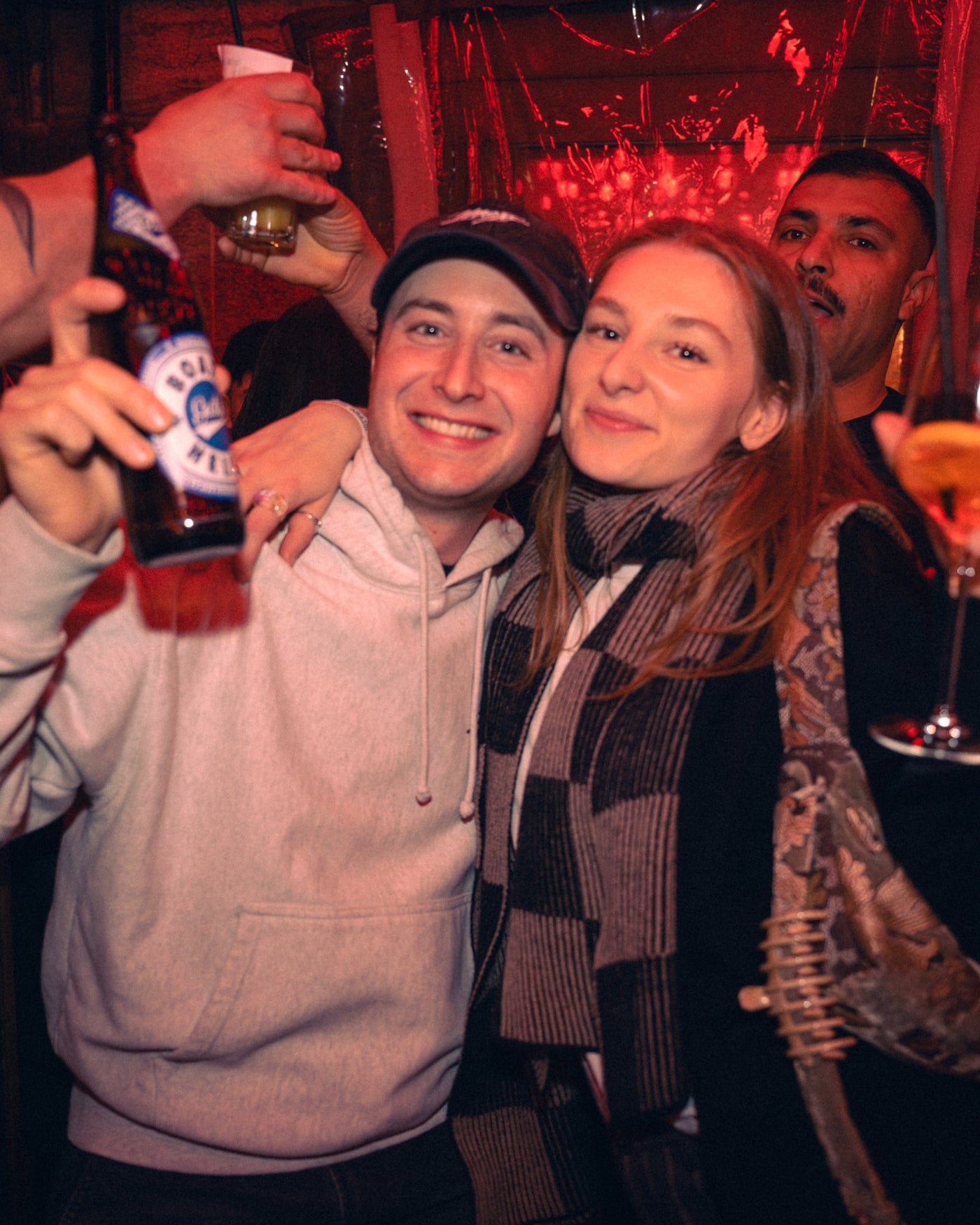 Pärchen lacht mit Augustiner Helles – Boazn München, Bar an der Ludwigsbrücke, April 2026 21