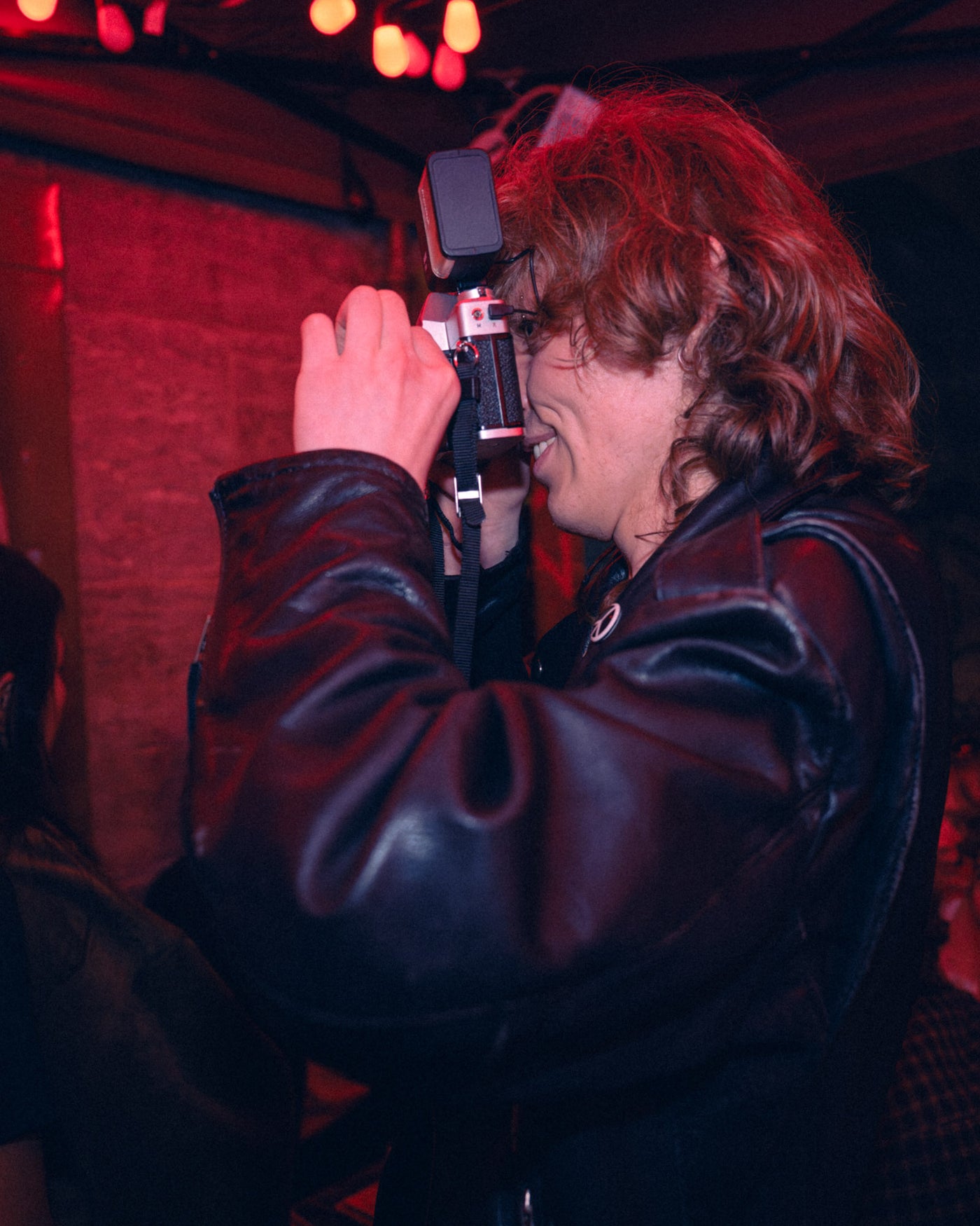 Hobbyfotograf macht Bilder unter rotem Tanzlicht – Boazn München, April 2026 22