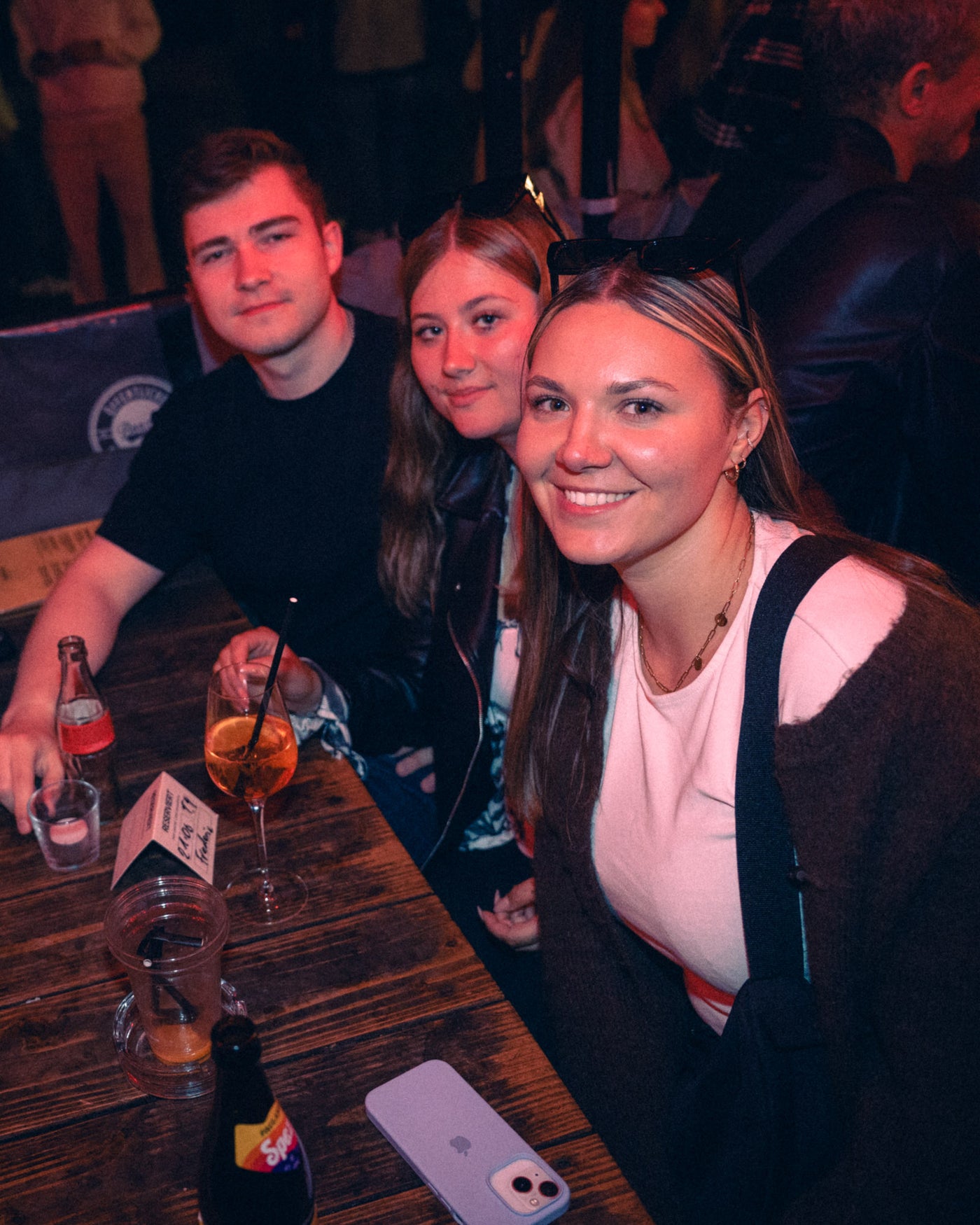 Drei Freunde stoßen mit Aperol und Spaten an – Boazn München, April 2026 24