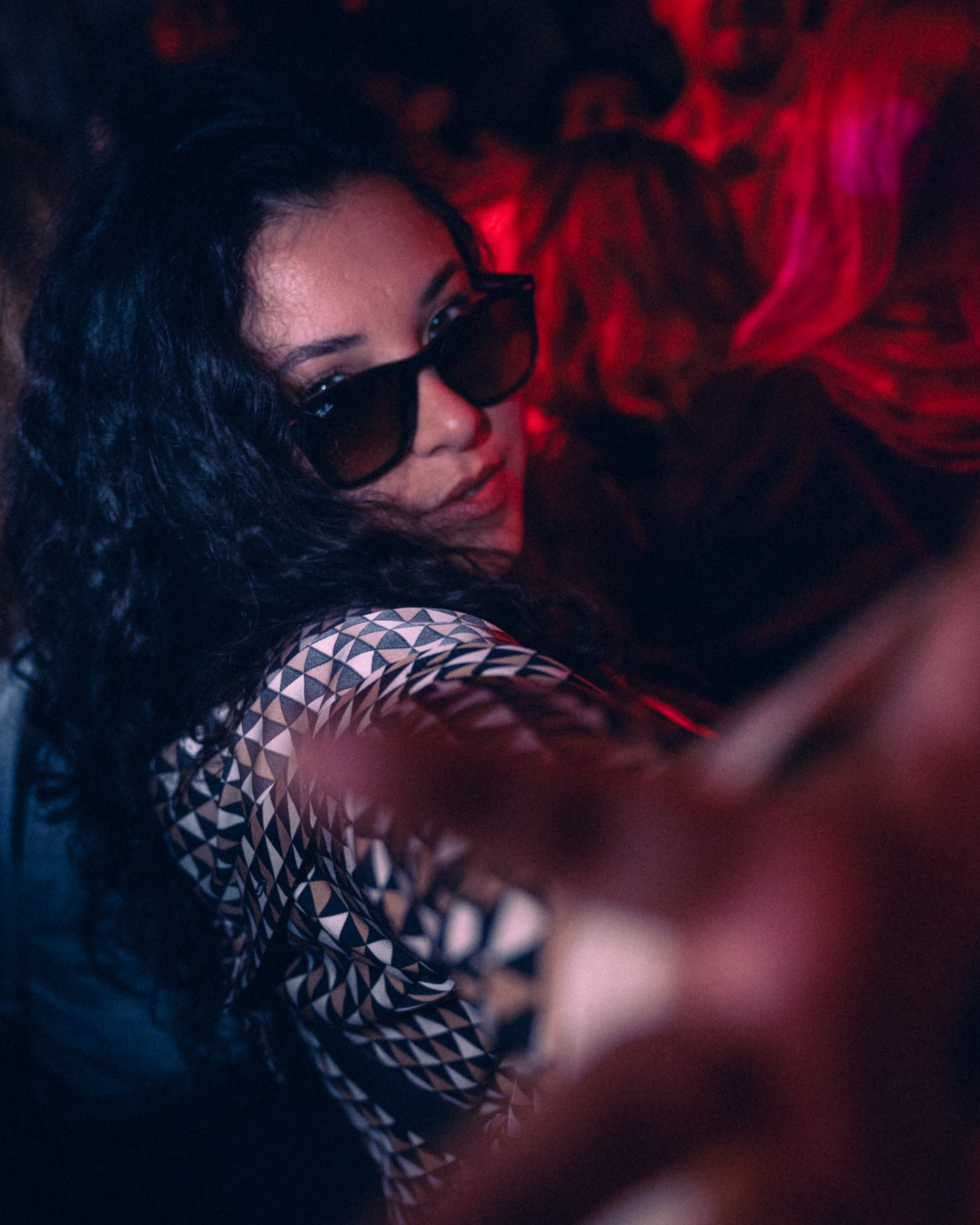 Tanzende Frau mit Sonnenbrille im roten Licht der Tanzbar – Boazn München, April 2026 27
