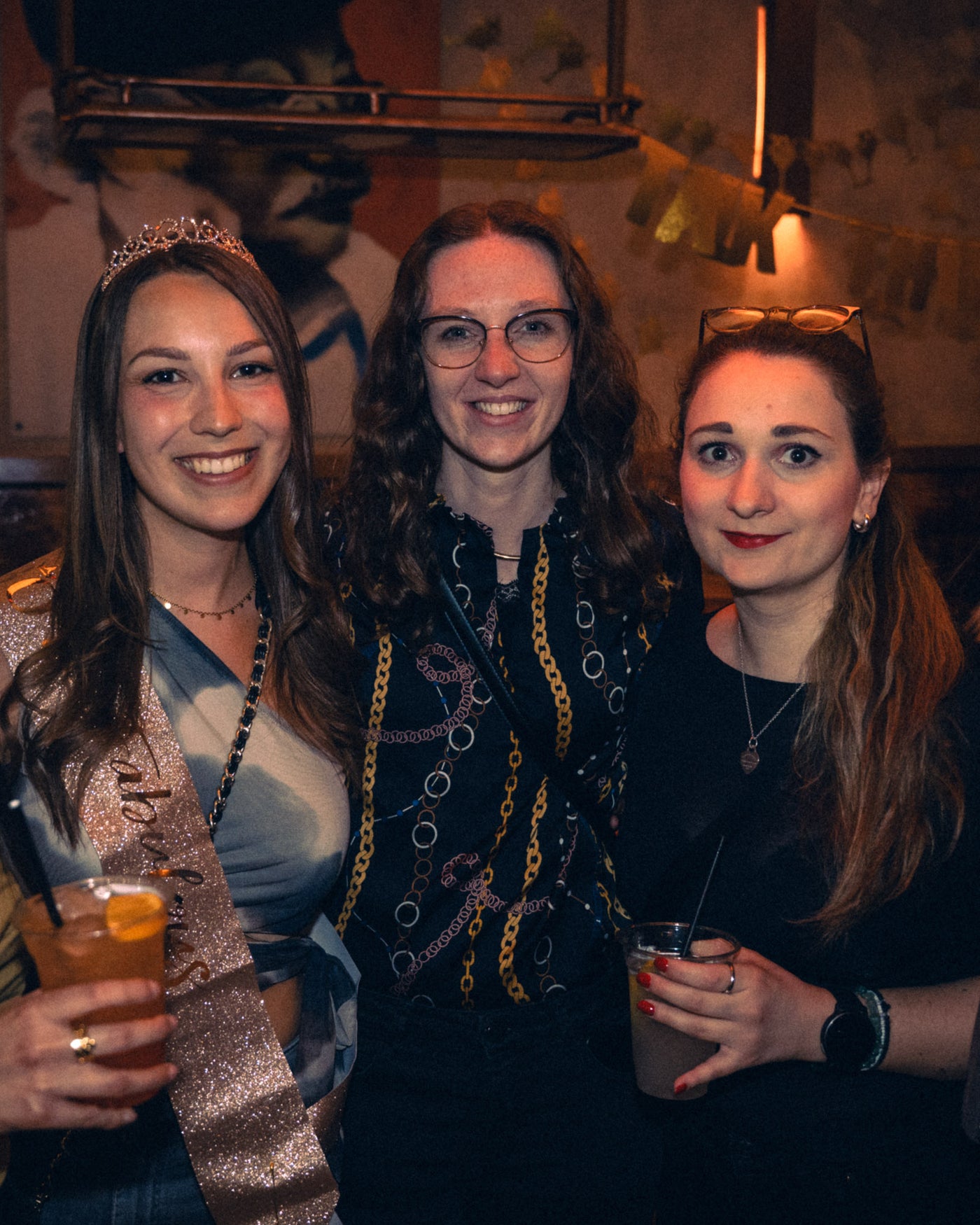Geburtstagskind mit Tiara und Freundinnen, Cocktail in der Hand – Boazn München, April 2026 35