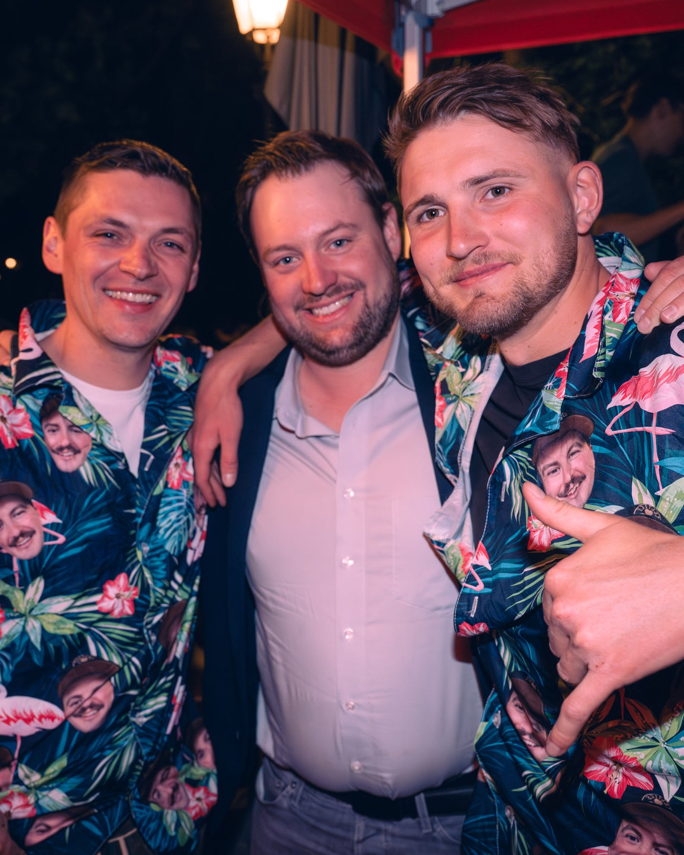 Drei Männer in Hawaii-Hemden mit Foto-Print – Boazn München, Geburtstagsabend, April 2026 36