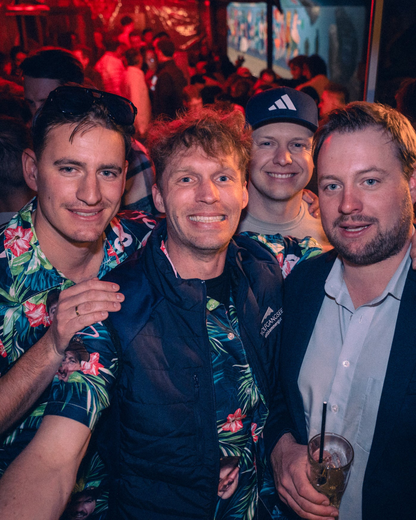Vier Freunde im Gruppenbild mit Hawaii-Hemden – Boazn München, April 2026 41