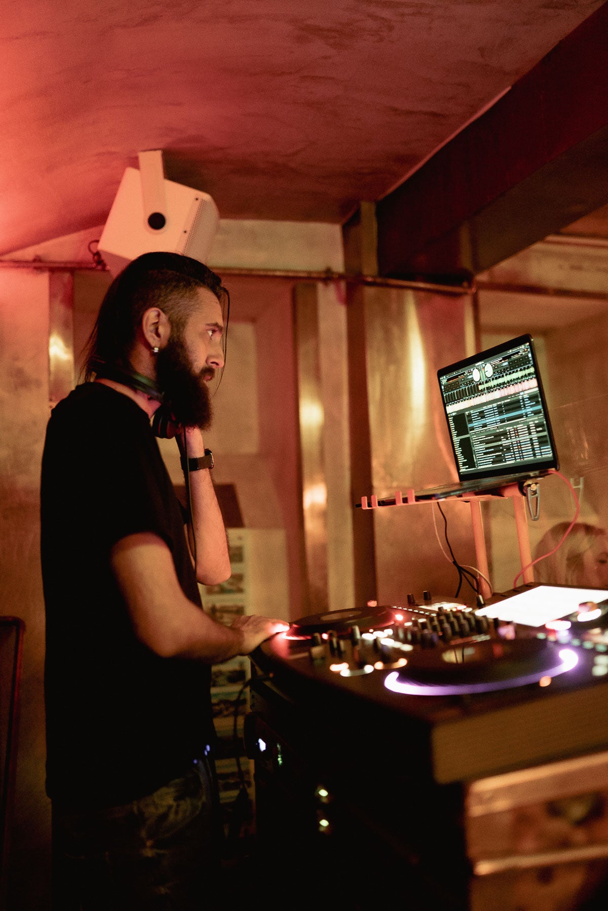 DJ am Pult mit Plattenspieler und Laptop – Boazn München, Tanzbar an der Ludwigsbrücke, Dezember 2025 2