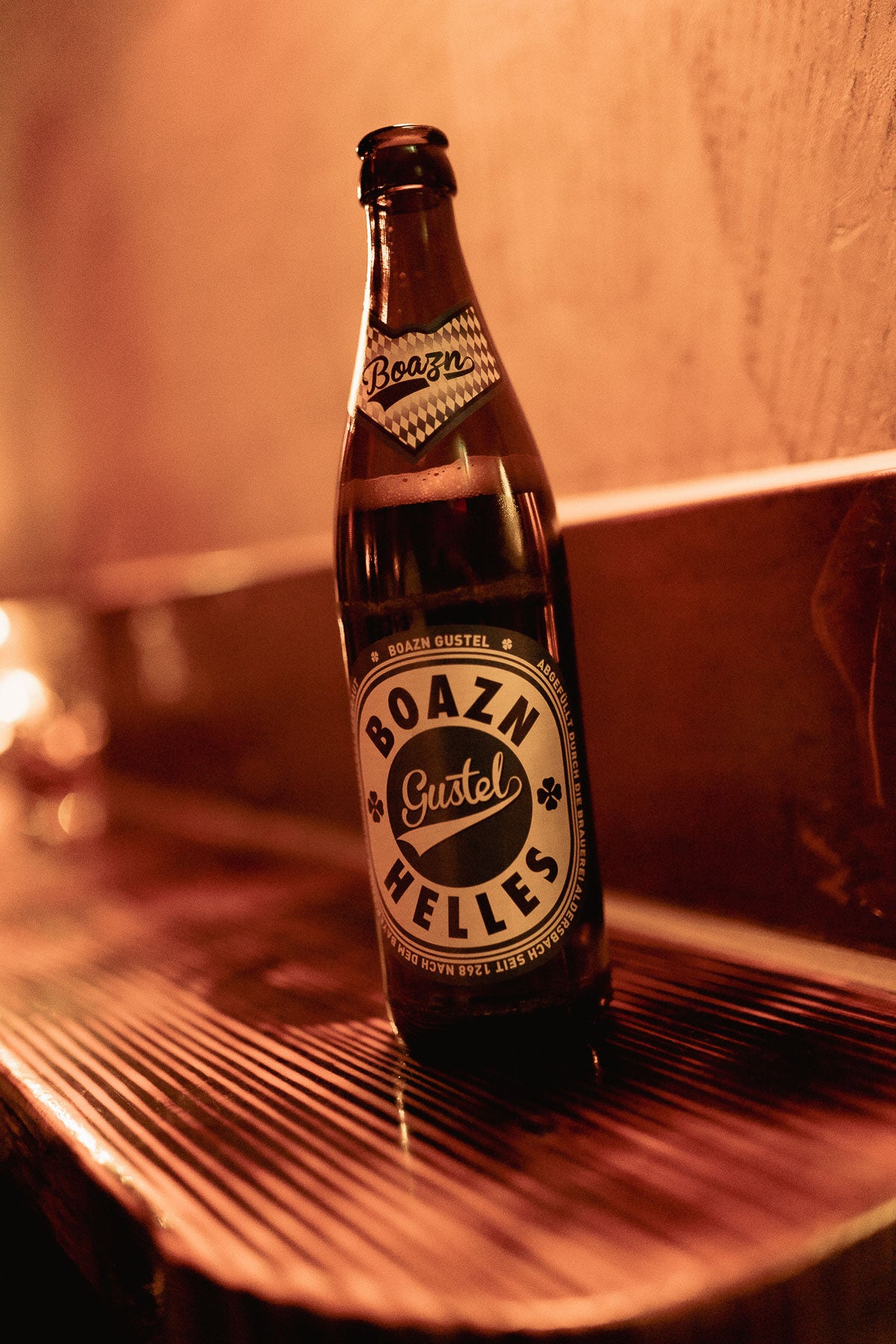 Boazn Gustel Helles in der charakteristischen Flasche – Eigenbier der Boazn München, Dezember 2025 8