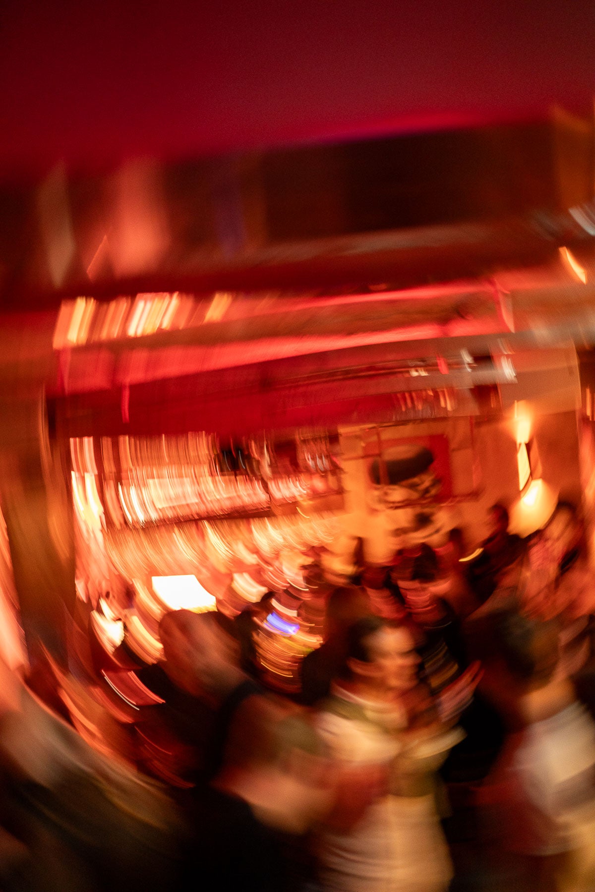 Tanzende Menge in Bewegung unter rotem Licht – Boazn München, Tanzbar an der Ludwigsbrücke, Dezember 2025 9