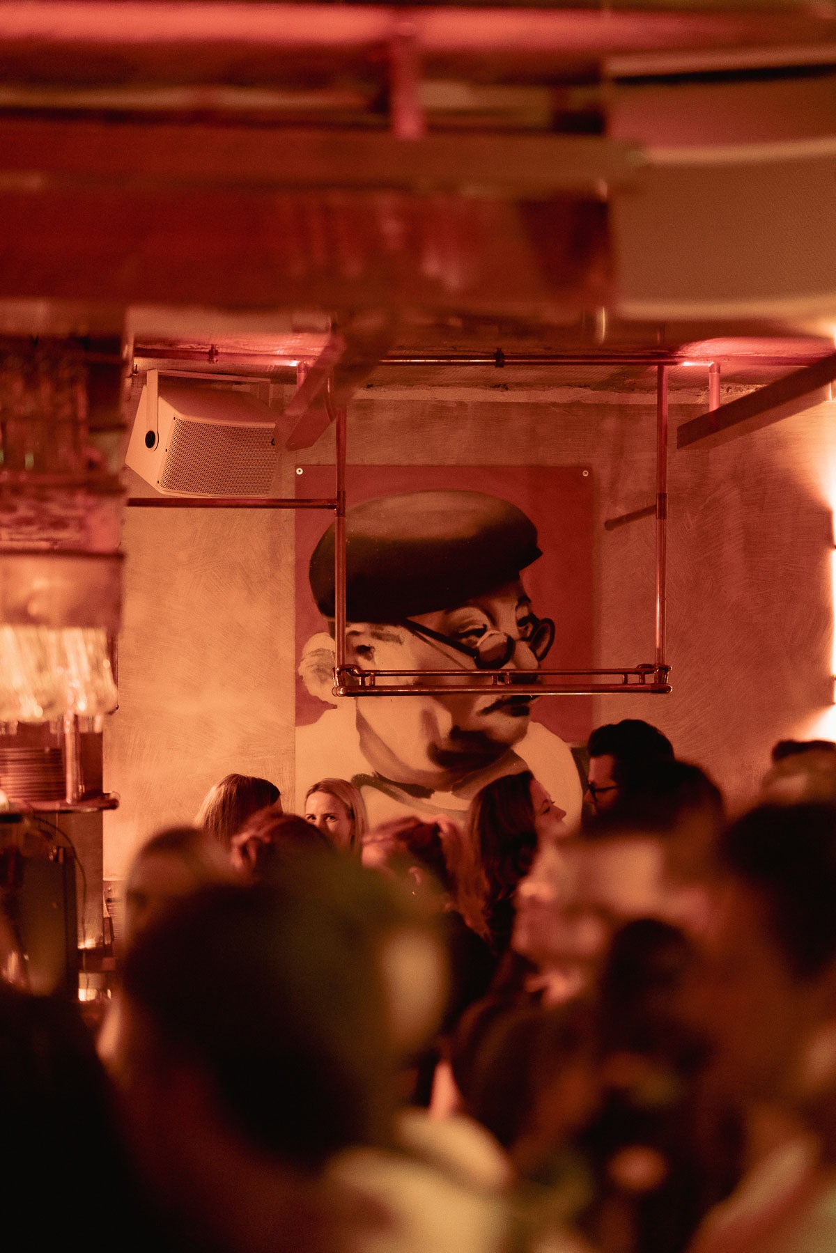 Charaktervolles Wandgemälde des bayerischen Wirtes über der Bar – Boazn München, Kneipe an der Isar, Dezember 2025 11