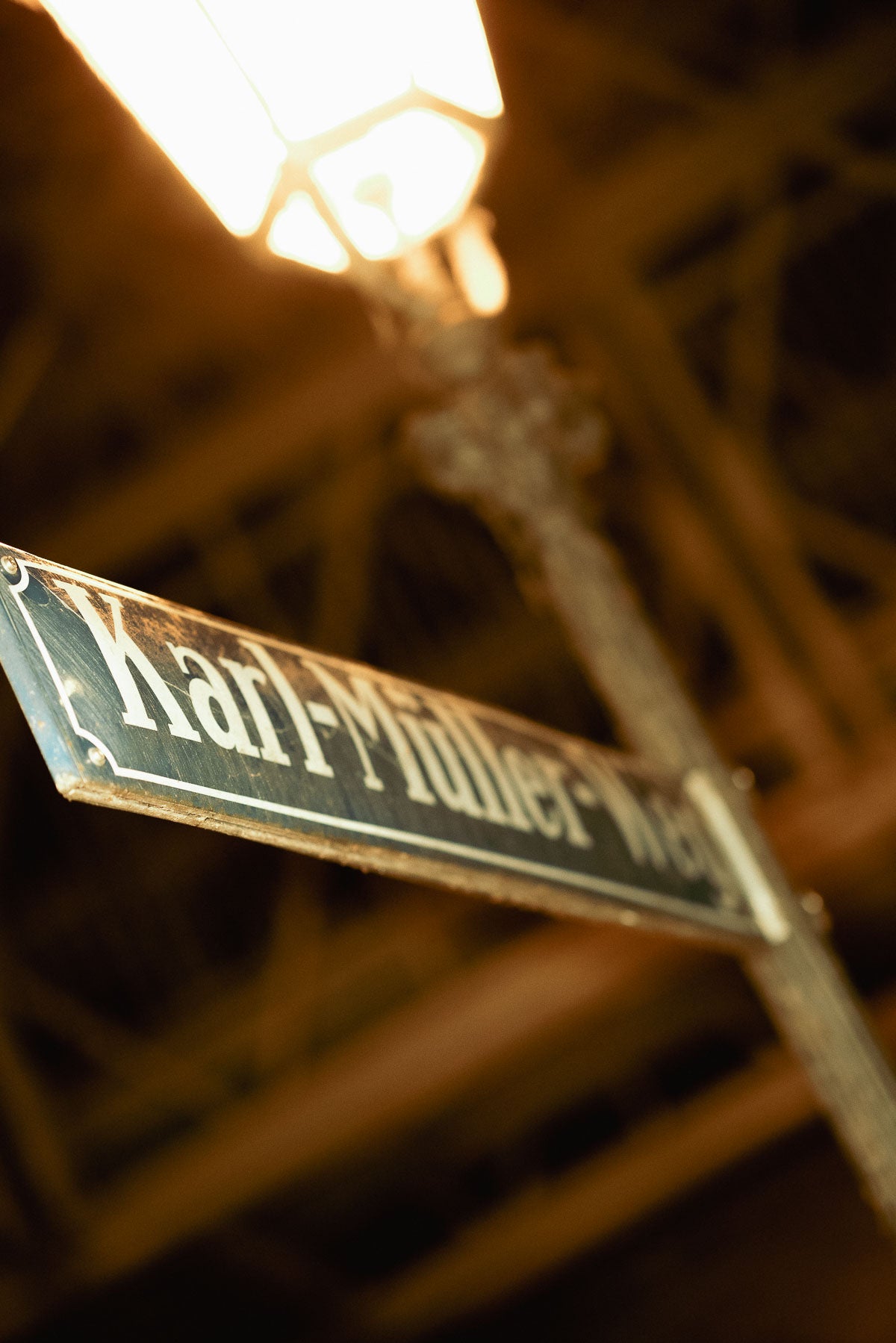 Straßenschild Karl-Müller-Weg unter der Ludwigsbrücke – Adresse der Boazn München, Dezember 2025 19