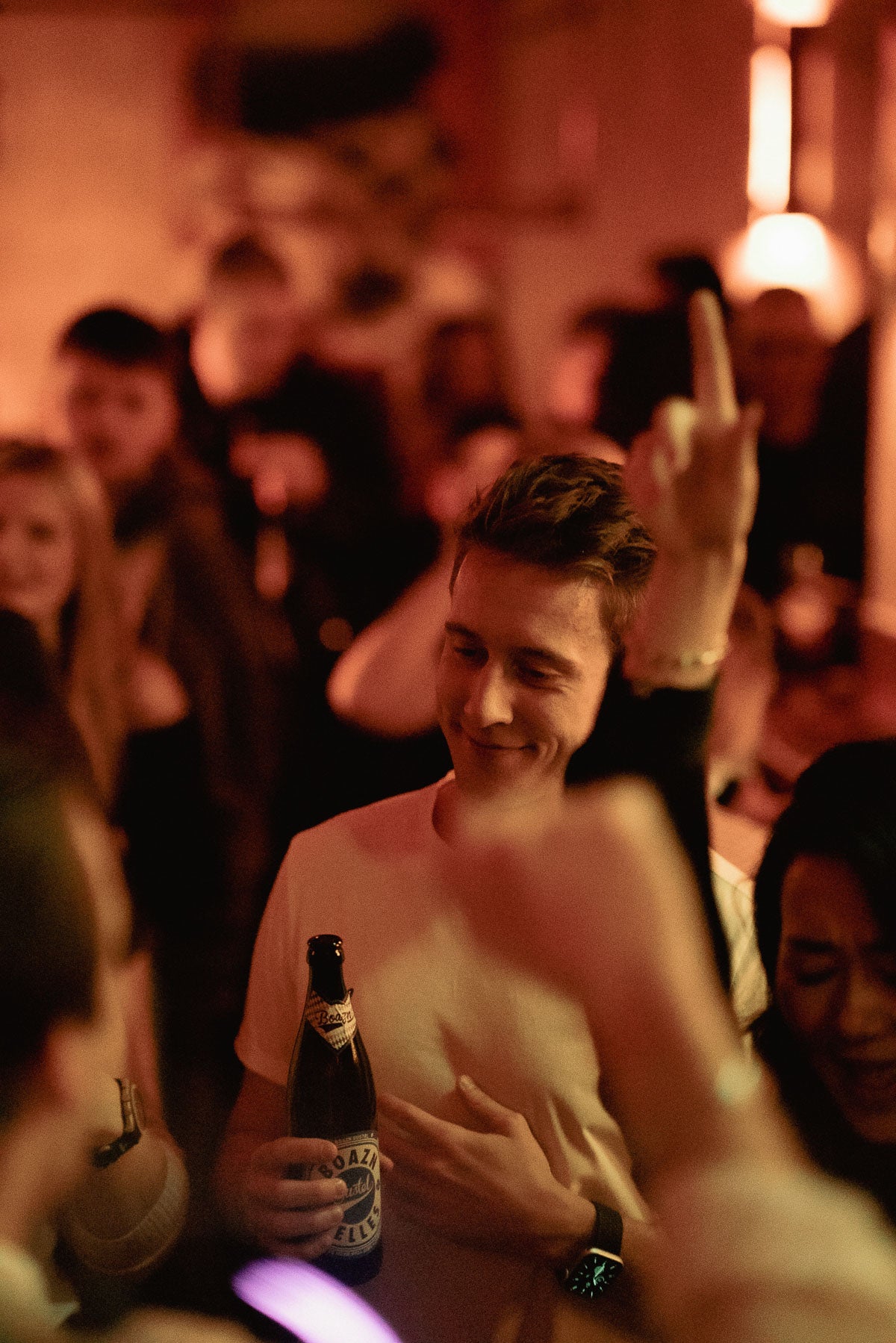 Gast tanzt mit Boazn Helles in der Hand – Boazn München, Tanzbar an der Ludwigsbrücke, Dezember 2025 21