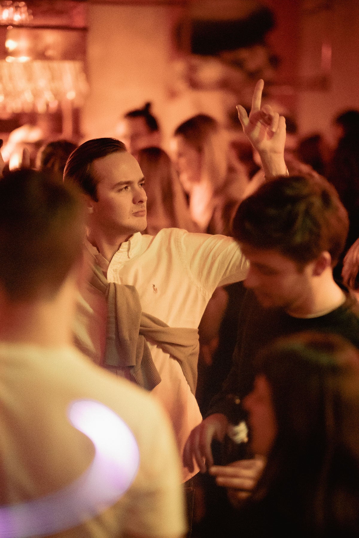 Mann tanzt ausgelassen auf voller Tanzfläche – Boazn München, Nightlife Dezember 2025 23