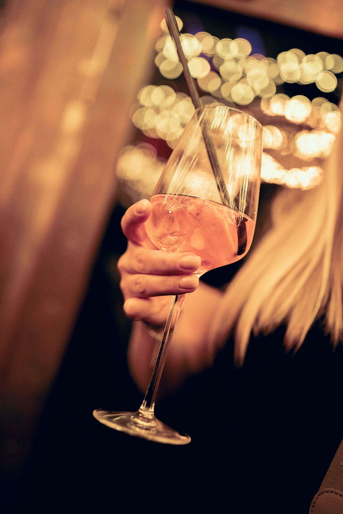 Aperol Spritz im Weinglas vor funkelnden Lichterketten – Boazn München, Bar an der Isar, Dezember 2025 27