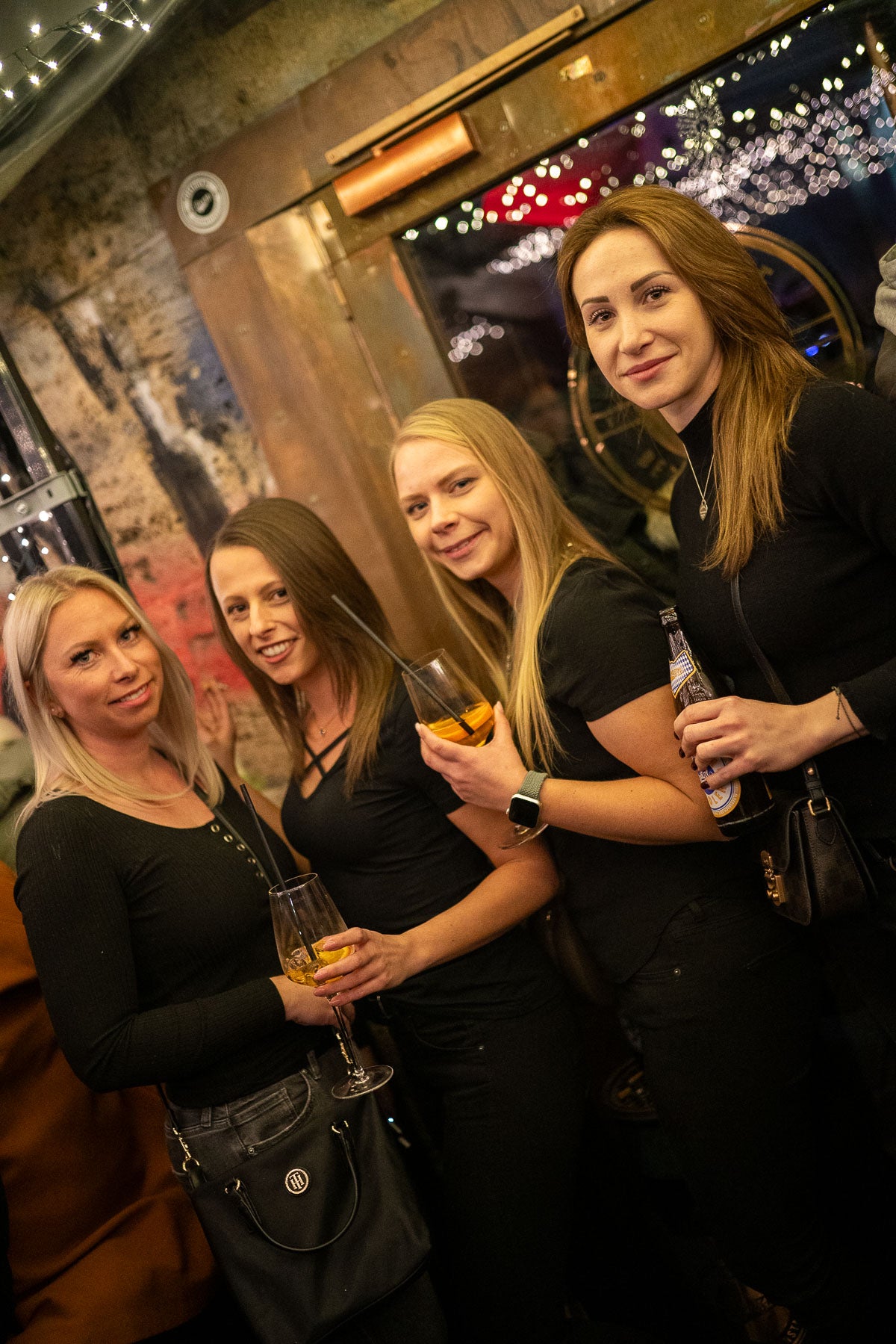 Vier Freundinnen mit Drinks im Gruppenbild – Boazn München, Winterfeier Dezember 2025 28