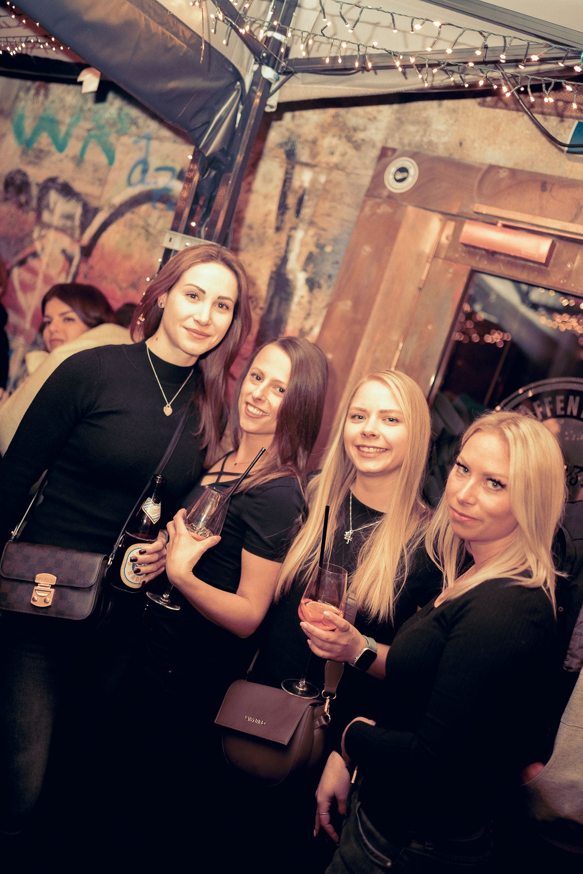 Vier Freundinnen lachen mit Sektgläsern auf der Terrasse – Boazn München, Tanzbar an der Ludwigsbrücke, Dezember 2025 29