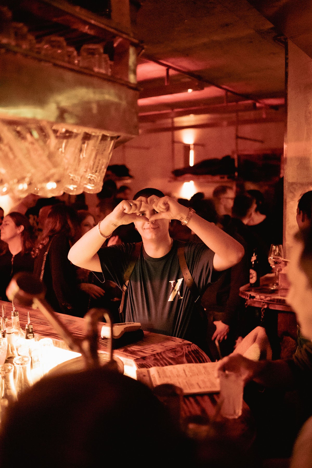 Gast formt mit den Händen ein Herz an der Bar – Boazn München, Adventszeit Dezember 2025 31